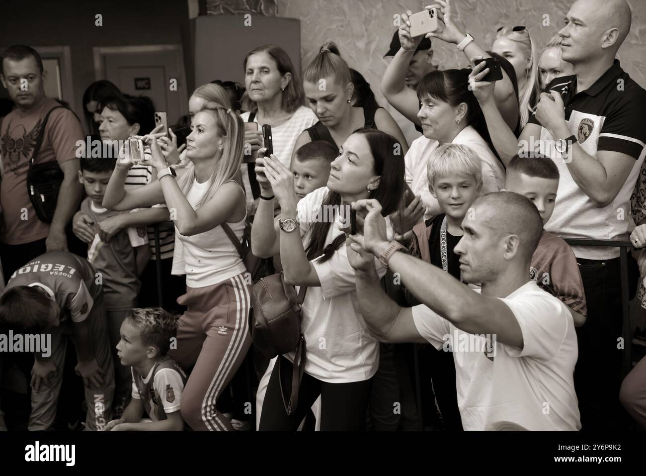 ODESSA, UKRAINE - 21. September 2024: Kinderjugendsport. Emotionale Eltern machen Fotos von den Gewinnern ihrer Kinder auf ihrem Phon Stockfoto