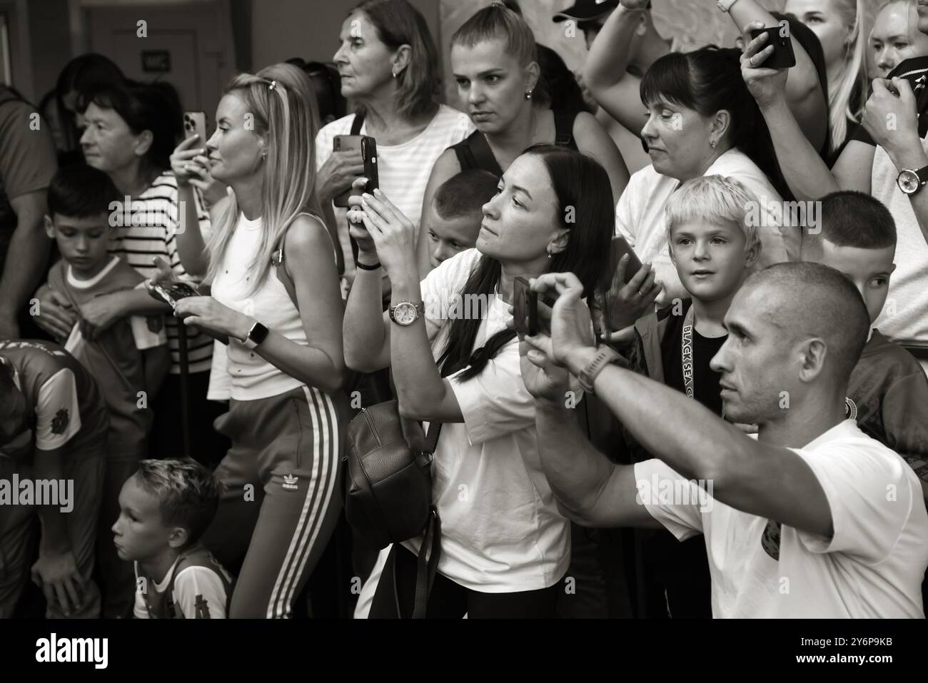 ODESSA, UKRAINE - 21. September 2024: Kinderjugendsport. Emotionale Eltern machen Fotos von den Gewinnern ihrer Kinder auf ihrem Phon Stockfoto