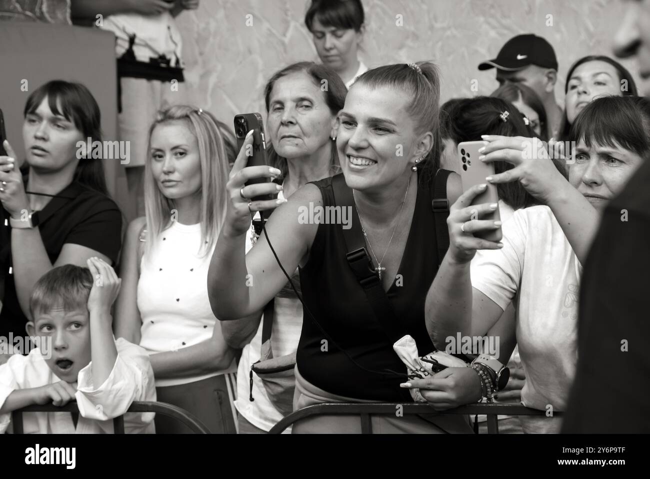 ODESSA, UKRAINE - 21. September 2024: Kinderjugendsport. Emotionale Eltern machen Fotos von den Gewinnern ihrer Kinder auf ihrem Phon Stockfoto