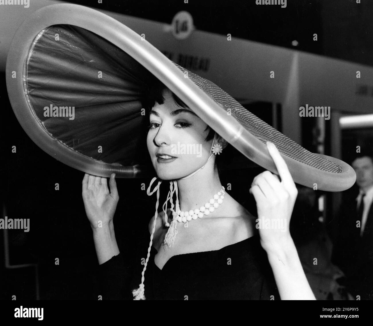 Die jährliche British Industries Fair wurde heute in Olympia , Earl's Court und Birmingham eröffnet . Hier ist Fiona Barlow, der einen Plastikhut mit einem 30 Zoll breiten aufgeblasenen Rand demonstriert. So groß sie ist , kann sie zu einem passenden Kasten gefaltet werden . 3. Mai 1954 Stockfoto