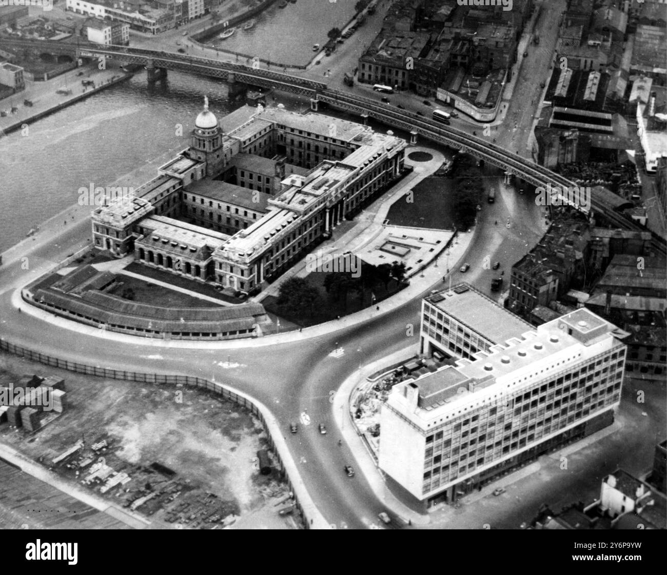 Etwas Altes - Etwas Neues. Dublin: Dieses Luftbild stellt Dublins glänzende Bushaltestelle aus dem 20. Jahrhundert (unten rechts) mit dem grauen, zeitgemalten Custom's House, das James Gandon im 18. Jahrhundert entwarf, in Kontrast. Der neue Busbahnhof, der von Michael Scott, dem irischen Architekten, entworfen wurde, wird Ende Oktober eröffnet. 15. September 1953 Stockfoto