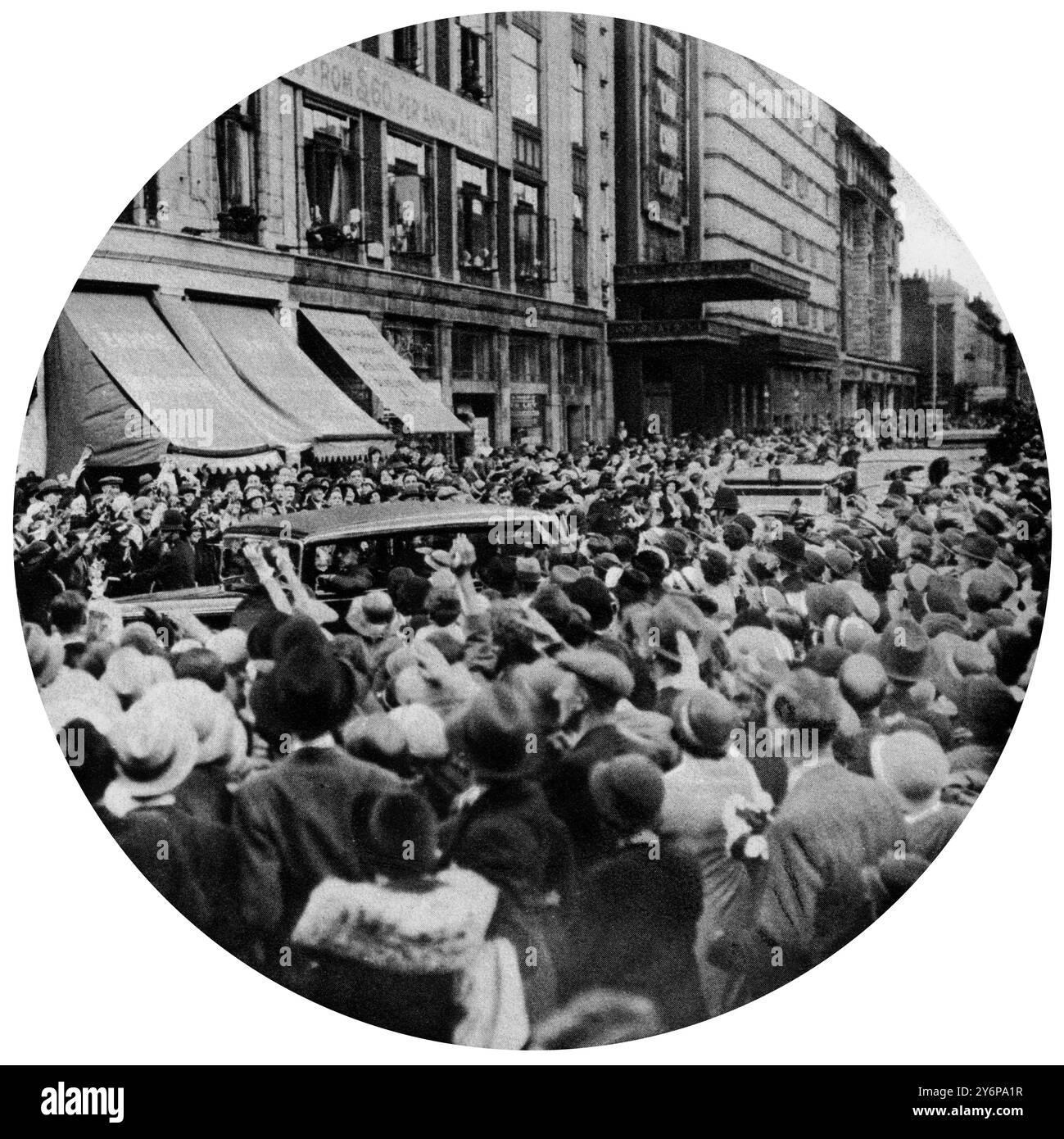 Londons große Begrüßung für Princess Marina: Die Menge jubelte, als das königliche Auto von der Victoria Station zum York House, St. James's Palace, gefahren wurde. September 1934 Stockfoto