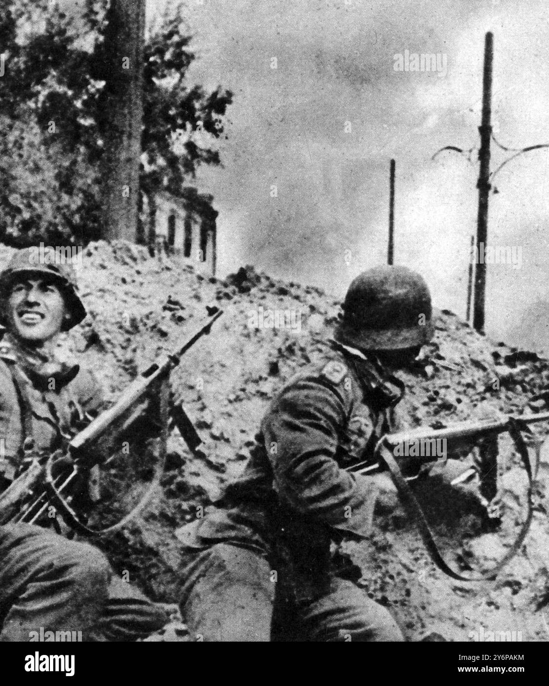 Das Epos von Stalingrad : die Stadt der Ruinen trotzt dem Feind noch immer . Wir freuen uns über den Unterschlupf eines Kraters in einer Stalingrader Straße , dass jeder Vorstoß der Deutschen zu enormen Kosten geführt hat . 24. Oktober 1942 Stockfoto