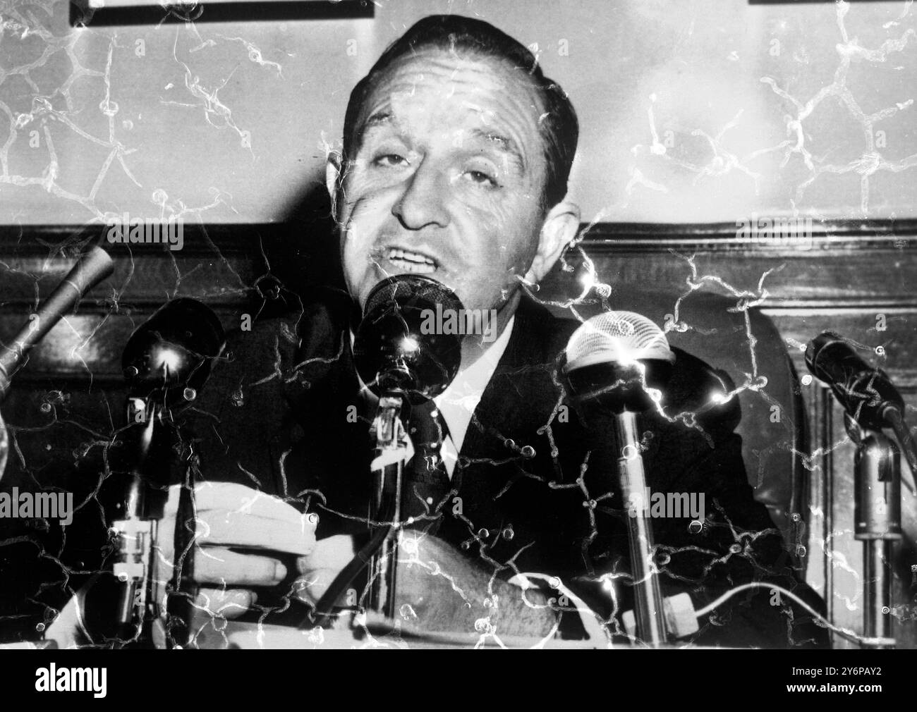 Little Rock , Arkansas : Gouverneur Orval Faubus sprach nach dem Gerichtsurteil von Little Rock , als er sagte , dass er keine unmittelbaren Pläne habe , um mit der neuen Little Rock Integrationskrise umzugehen , ließ aber später den Weg für diese Möglichkeit offen . Faubus sagte , er habe eine Gesetzgebung im Sinn , wenn er sich dazu entschließt , eine Sondersitzung einzuberufen . Das Berufungsgericht hob einen Beschluss eines US-Bezirksrichters auf, der die Integration von schwarzen Schülern mit weißen Studenten in Little Rock bis zum 1961. Bis zum 20. August 1958 verschoben hätte Stockfoto