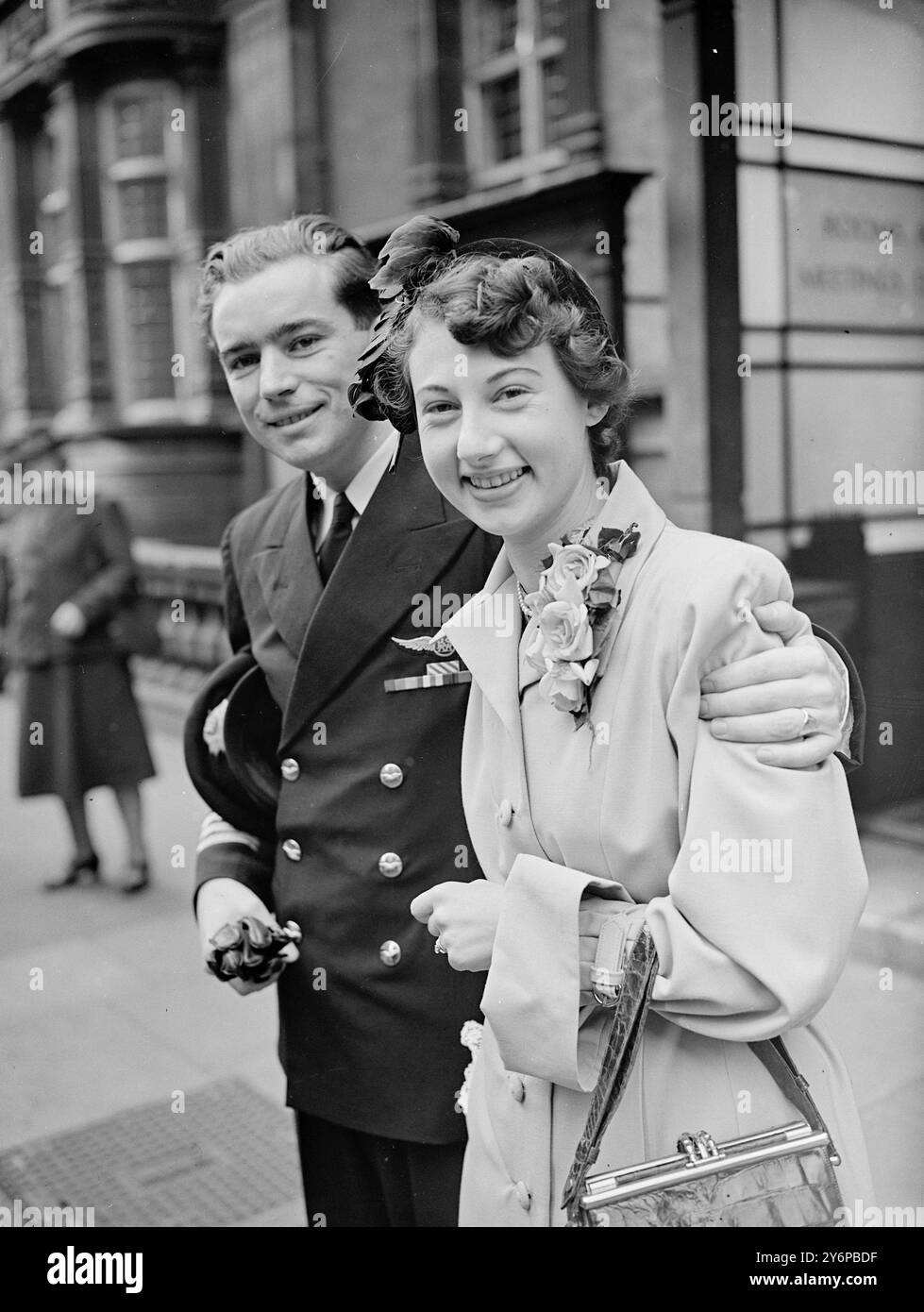 LIFETIME's CREW Ein Captain und ehemalige Stewardess der südamerikanischen Division der British Overseas Airways haben zwischen ihnen fast 900.000 Meilen geflogen und waren im Caxton Hall Register Office in London verheiratet heute sind sie Captain Elwyn Donald Fieldson, jüngerer Sohn von Mr. Und Mrs. D. Fieldson aus Chaldon, caterham, Surrey und Miss Priscilla Vinyals, das einzige Kind von Mr. Und Mrs. Und Mrs.F.A. Vinyals aus Raven's Croft Park, London. Die Braut, 27, wurde in Nottingham geboren. Ihr Vater ist Spanier, aber sie wurde in Spanien aufgewachsen und erzogen. Im März 1947 wechselte sie zu British South American Airways und hat ihren Standort Stockfoto LIFETIME's CREW Ein Captain und ehemalige Stewardess der südamerikanischen Division der British Overseas Airways haben zwischen ihnen fast 900.000 Meilen geflogen und waren im Caxton Hall Register Office in London verheiratet heute sind sie Captain Elwyn Donald Fieldson, jüngerer Sohn von Mr. Und Mrs. D. Fieldson aus Chaldon, caterham, Surrey und Miss Priscilla Vinyals, das einzige Kind von Mr. Und Mrs. Und Mrs.F.A. Vinyals aus Raven's Croft Park, London. Die Braut, 27, wurde in Nottingham geboren. Ihr Vater ist Spanier, aber sie wurde in Spanien aufgewachsen und erzogen. Im März 1947 wechselte sie zu British South American Airways und hat ihren Standort Stockfoto