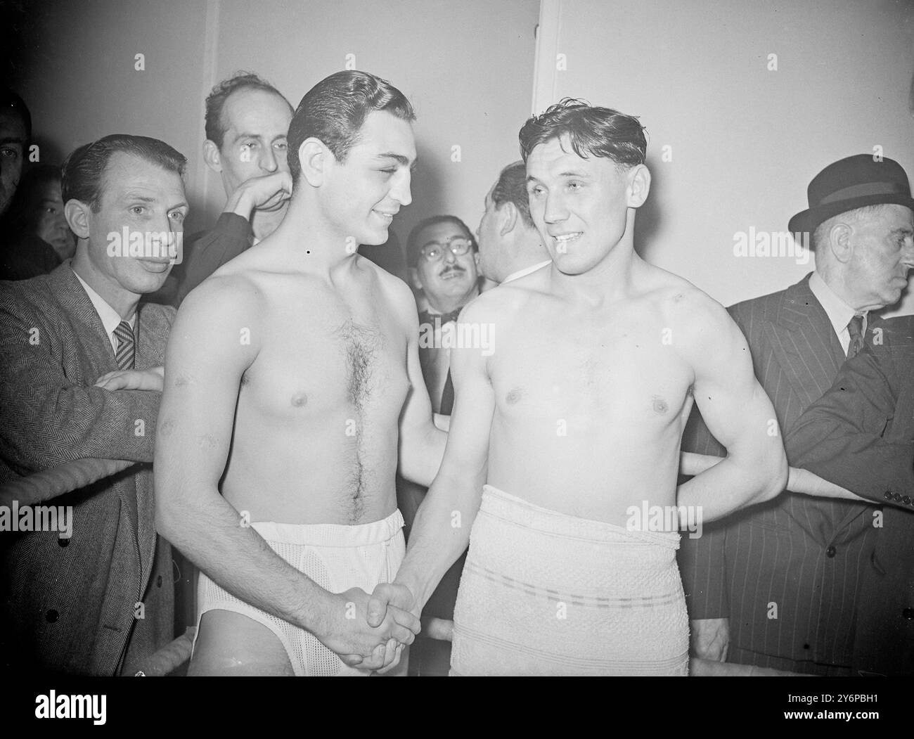 BOXFORMALITÄTEN, die heute Abend in Empress Hall, Earls Court, London, Boxer MAC JOACHIM aus Indien, Linke, und RON PUDNEY aus Croydon, Surrey, dargestellt bei den Formalitäten vor dem Kampf im Cambridge Gymnasium, Earlham Road, London, heute. Das Match ist einer der ersten Kämpfe zwischen dem kanadischen George Ross und einem anderen Croydon, Surrey, dem Boxer Albert Finch. Oktober 1949 Stockfoto BOXFORMALITÄTEN, die heute Abend in Empress Hall, Earls Court, London, Boxer MAC JOACHIM aus Indien, Linke, und RON PUDNEY aus Croydon, Surrey, dargestellt bei den Formalitäten vor dem Kampf im Cambridge Gymnasium, Earlham Road, London, heute. Das Match ist einer der ersten Kämpfe zwischen dem kanadischen George Ross und einem anderen Croydon, Surrey, dem Boxer Albert Finch. Oktober 1949 Stockfoto
