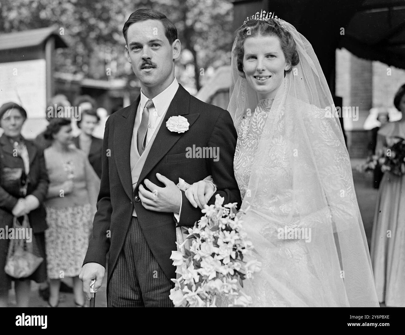 WARNER-BEEVER HOCHZEIT IN LONDON MR.. Edward Courtney Henry Warner war verheiratet mit Miss Jocelyn Mary Beevor Instant.Palls, Knightsbridge, London heute. Mr. Warner, der Sohn von Oberst Sir Edward Warner, D.S.O., M.C., aus Großbritannien HAM Park, Suffolk. Die Braut ist die 2. Tochter des verstorbenen Commander Sir Thomas Beevor, R.N., und Mrs Robert Currie aus der Scheune Croft, East Woodhay, Newbury, Berks. Die Braut und der Bräutigam verlassen die Kirche nach der Hochzeit in St. Paul's Knightsbridge London heute. Oktober 1949 Stockfoto