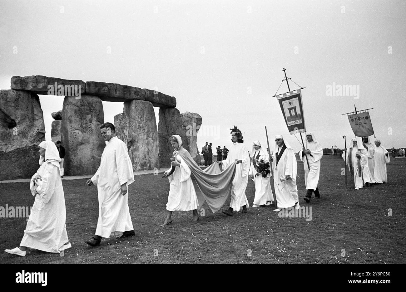 Stonehenge , Wiltshire : Bärtig und mit einer Gauner und Lampe , Großbritanniens ältester Druide , James Christian Duncan aus Romsey , Hampshire , wird während der historischen Sommersonnenwende von Yhe Groves of the Druid Order in Stonehenge dargestellt . Herr Duncan ist 80. - 21. Juni 1965 Stockfoto