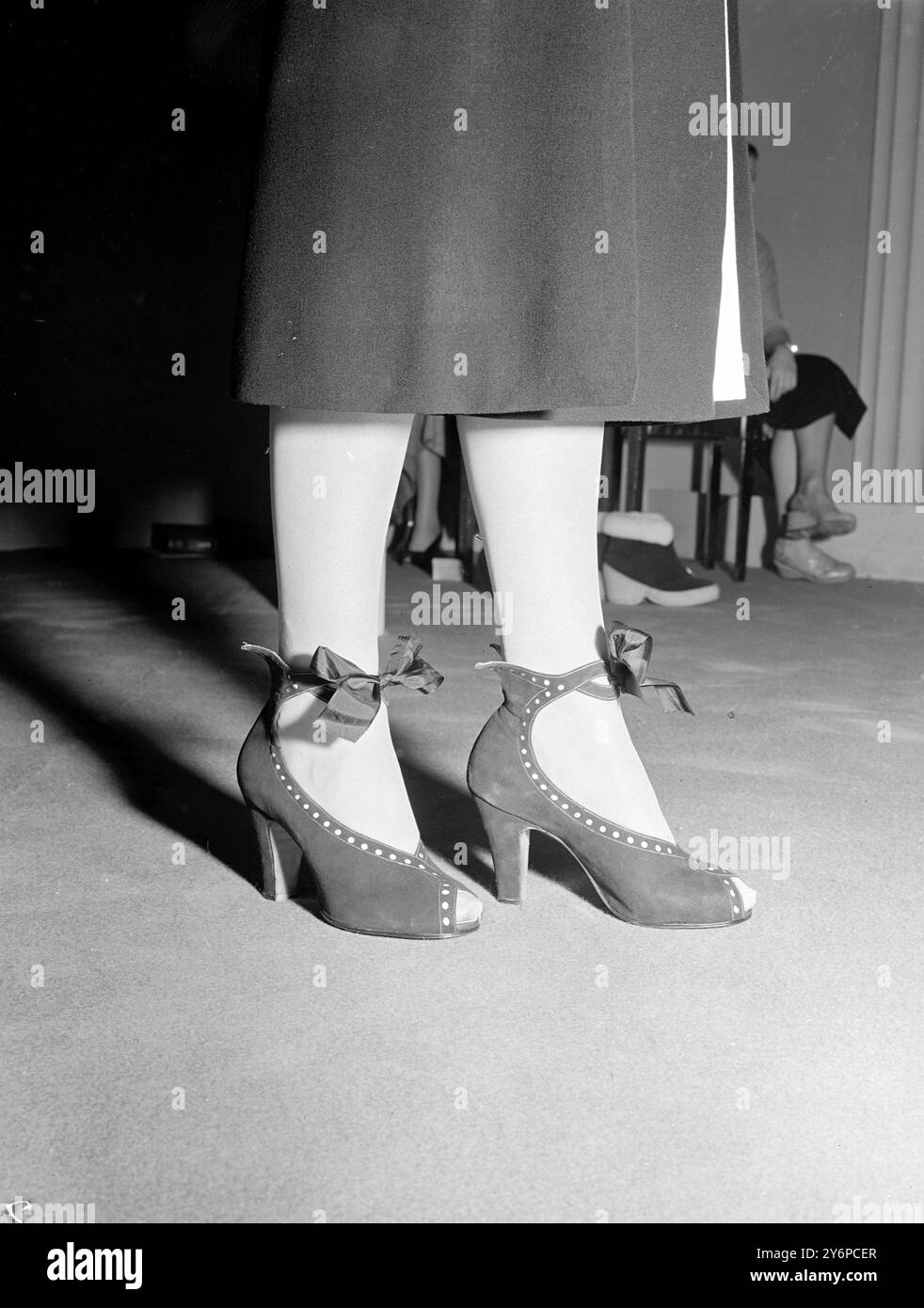 Ausstellung „ Fashion in Footwear “ die Ausstellung „ Fashion in Footwear “ findet am 10 . Oktober im Grosvenor House in Park Lane in London statt . Das Bild zeigt :- Damenschuh mit Ribbon-Schnürung vorne, die verstellbar ist. 9. Oktober 1949 Stockfoto