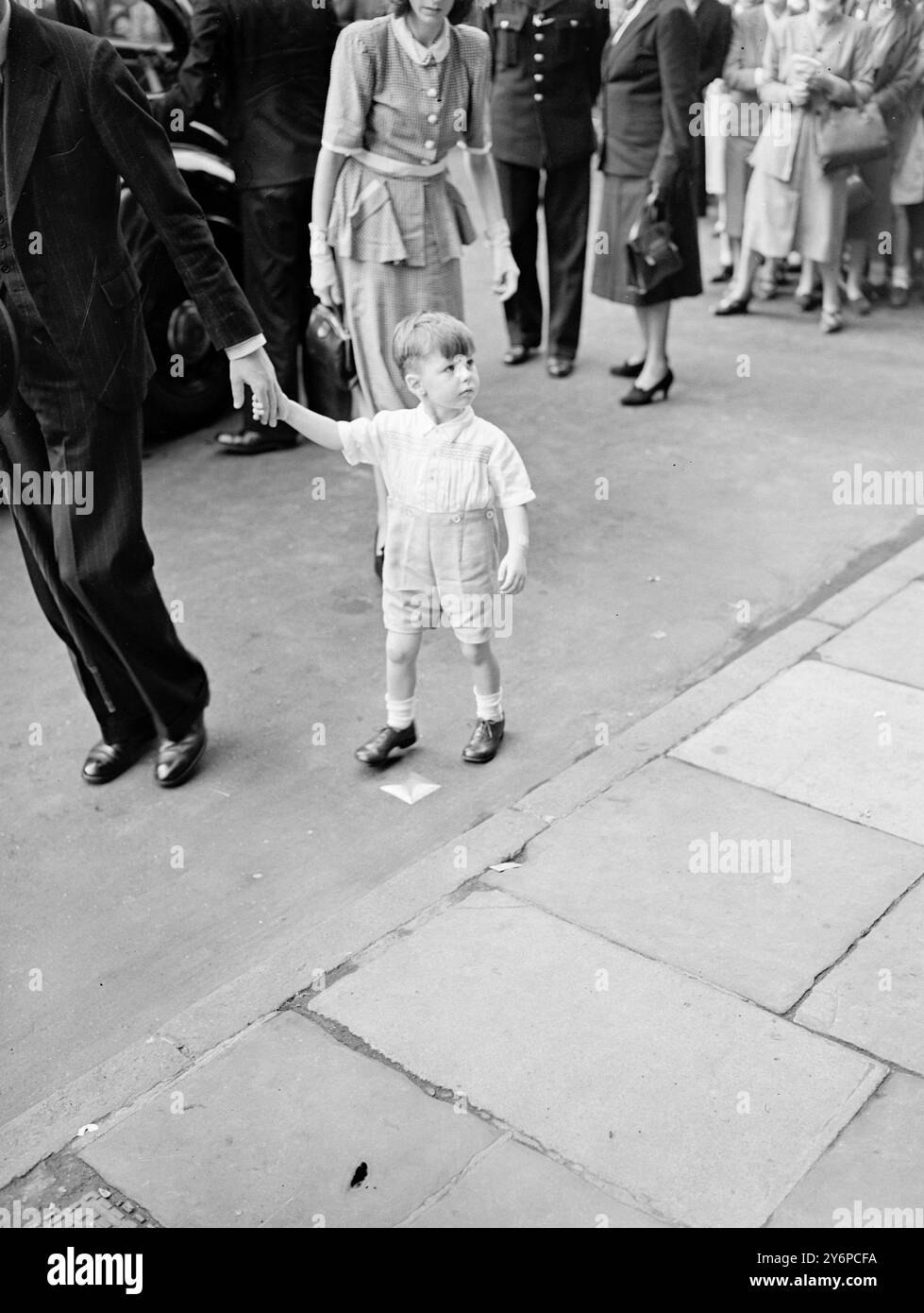 PAGE , 3 JAHRE ALT , BEI DER HOCHZEITSPROBE IN HAREWOOD , befragt der dreijährige MALCOLM NIGEL FORBES , der bei der Hochzeit des Earl of Harewood mit Miss Marion Stein pünktlich sein wird , die Menge vor St. Mark's Church , North Audley Street , London , als er an der Probe der Hochzeit teilnahm . Malcolm ist der Sohn des Meisters von Forbes und Enkel von Lord Forbes. 28. September 1949 Stockfoto