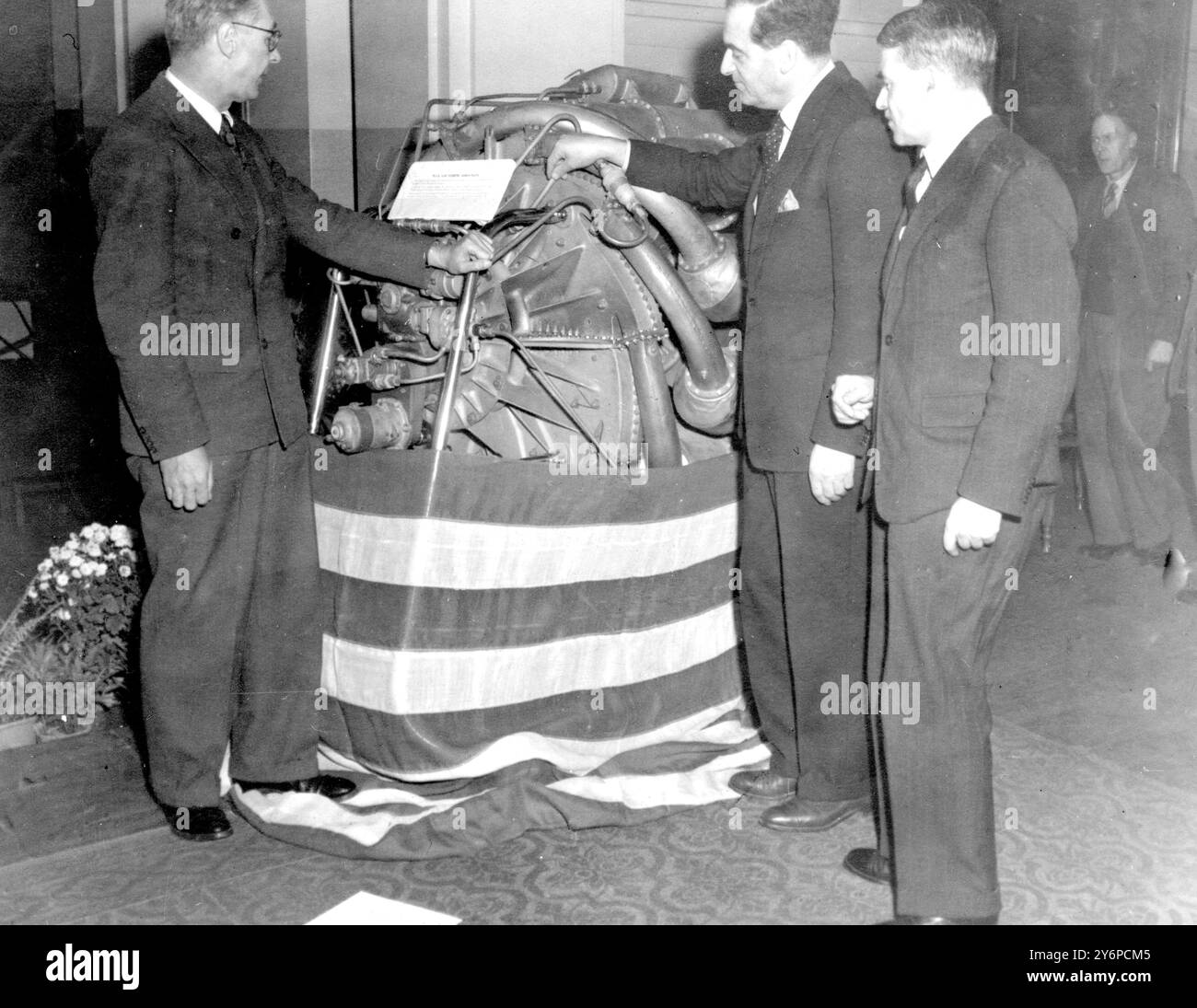Der Minister für Versorgung , George Strauss , hat heute Abend im Science Museum in South Kensington , London , im Namen der Nation die beiden ursprünglichen Whittle-Flugtriebwerke empfangen , die das erste erfolgreiche Düsenflugzeug der Welt antrieben . Eines der Motoren , das WI , soll im ständigen Vertrauen des Science Museum bleiben , während die Schwestermaschine WII als Girl von Britian an die Menschen der Vereinigten Staaten nach Amerika geschickt wird . Das Geschenk der Motoren an die Nation wurde von Power Jets Ltd gemacht , dem Nachfolger der ursprünglichen Firma von Sir Frank Whittle . Lt Stockfoto Der Minister für Versorgung , George Strauss , hat heute Abend im Science Museum in South Kensington , London , im Namen der Nation die beiden ursprünglichen Whittle-Flugtriebwerke empfangen , die das erste erfolgreiche Düsenflugzeug der Welt antrieben . Eines der Motoren , das WI , soll im ständigen Vertrauen des Science Museum bleiben , während die Schwestermaschine WII als Girl von Britian an die Menschen der Vereinigten Staaten nach Amerika geschickt wird . Das Geschenk der Motoren an die Nation wurde von Power Jets Ltd gemacht , dem Nachfolger der ursprünglichen Firma von Sir Frank Whittle . Lt Stockfoto