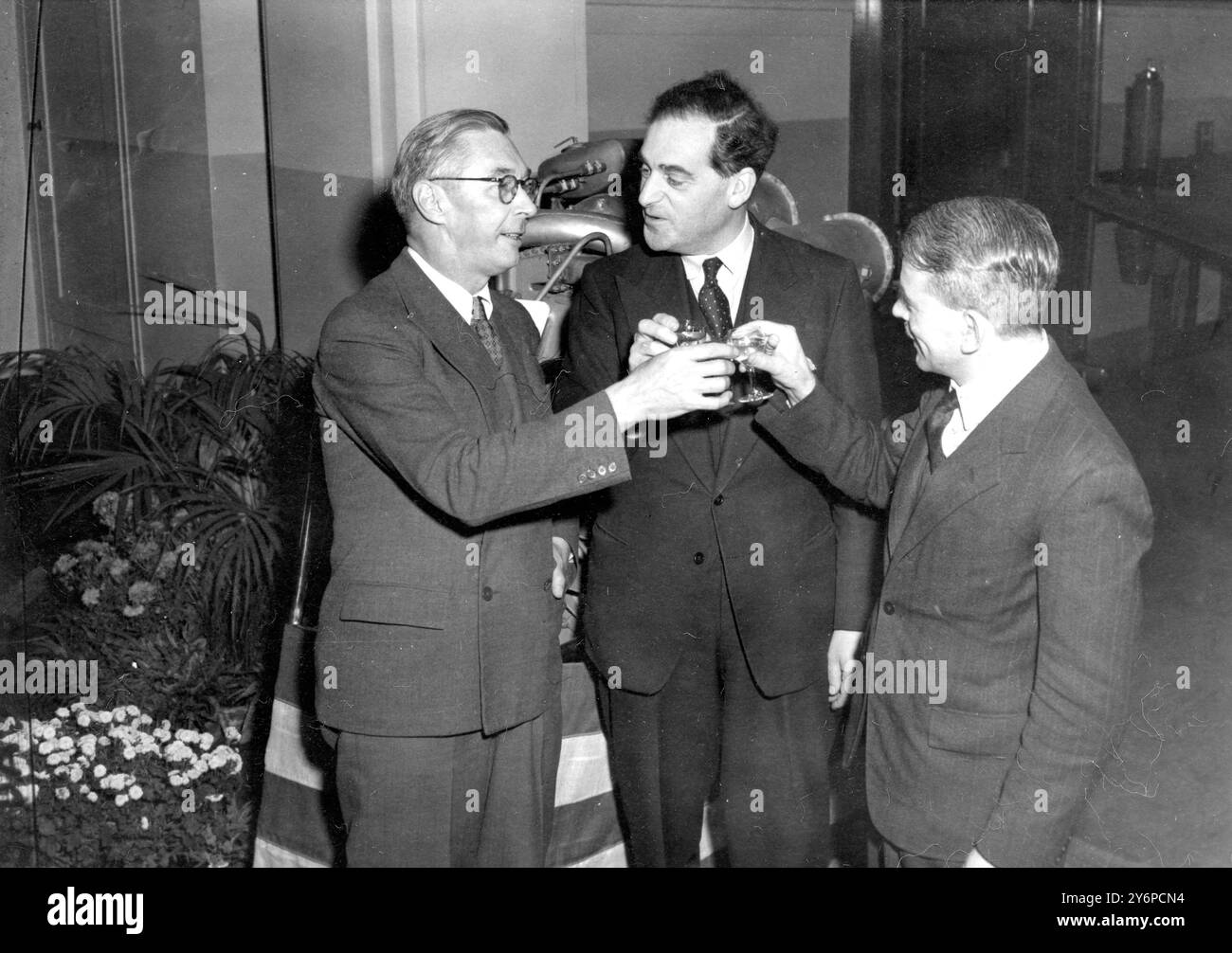 Der Minister für Versorgung , George Strauss , hat heute Abend im Science Museum in South Kensington , London , im Namen der Nation die beiden ursprünglichen Whittle-Flugtriebwerke empfangen , die das erste erfolgreiche Düsenflugzeug der Welt antrieben . Eines der Motoren , das WI , soll im ständigen Vertrauen des Science Museum bleiben , während die Schwestermaschine WII als Girl von Britian an die Menschen der Vereinigten Staaten nach Amerika geschickt wird . Das Geschenk der Motoren an die Nation wurde von Power Jets Ltd gemacht , dem Nachfolger der ursprünglichen Firma von Sir Frank Whittle . Dr Stockfoto Der Minister für Versorgung , George Strauss , hat heute Abend im Science Museum in South Kensington , London , im Namen der Nation die beiden ursprünglichen Whittle-Flugtriebwerke empfangen , die das erste erfolgreiche Düsenflugzeug der Welt antrieben . Eines der Motoren , das WI , soll im ständigen Vertrauen des Science Museum bleiben , während die Schwestermaschine WII als Girl von Britian an die Menschen der Vereinigten Staaten nach Amerika geschickt wird . Das Geschenk der Motoren an die Nation wurde von Power Jets Ltd gemacht , dem Nachfolger der ursprünglichen Firma von Sir Frank Whittle . Dr Stockfoto