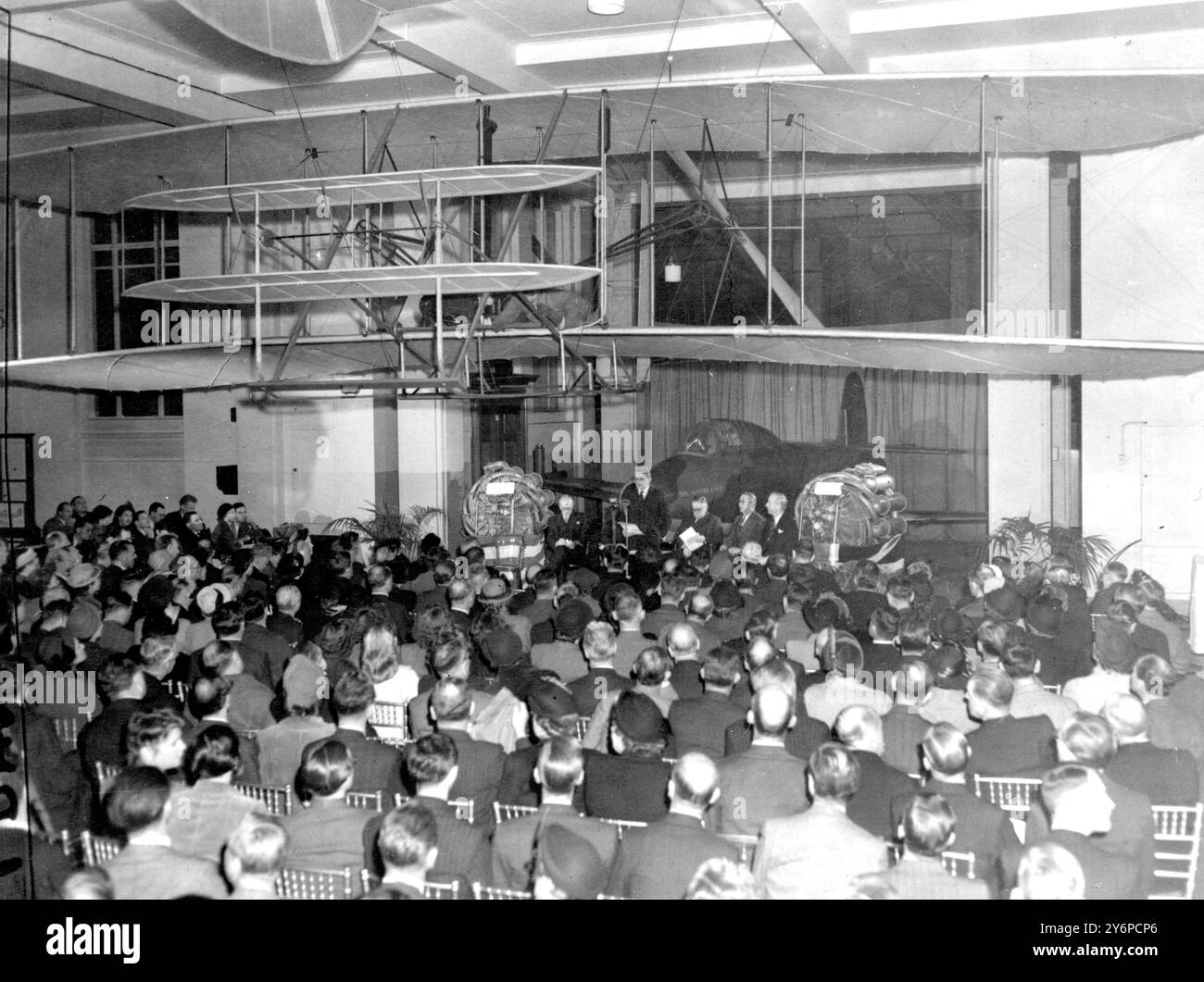 Der Minister für Versorgung , George Strauss , hat heute Abend im Science Museum in South Kensington , London , im Namen der Nation die beiden ursprünglichen Whittle-Flugtriebwerke empfangen , die das erste erfolgreiche Düsenflugzeug der Welt antrieben . Eines der Motoren , das WI , soll im ständigen Vertrauen des Science Museum bleiben , während die Schwestermaschine WII als Girl von Britian an die Menschen der Vereinigten Staaten nach Amerika geschickt wird . Das Geschenk der Motoren an die Nation wurde von Power Jets Ltd gemacht , dem Nachfolger der ursprünglichen Firma von Sir Frank Whittle . A Stockfoto Der Minister für Versorgung , George Strauss , hat heute Abend im Science Museum in South Kensington , London , im Namen der Nation die beiden ursprünglichen Whittle-Flugtriebwerke empfangen , die das erste erfolgreiche Düsenflugzeug der Welt antrieben . Eines der Motoren , das WI , soll im ständigen Vertrauen des Science Museum bleiben , während die Schwestermaschine WII als Girl von Britian an die Menschen der Vereinigten Staaten nach Amerika geschickt wird . Das Geschenk der Motoren an die Nation wurde von Power Jets Ltd gemacht , dem Nachfolger der ursprünglichen Firma von Sir Frank Whittle . A Stockfoto