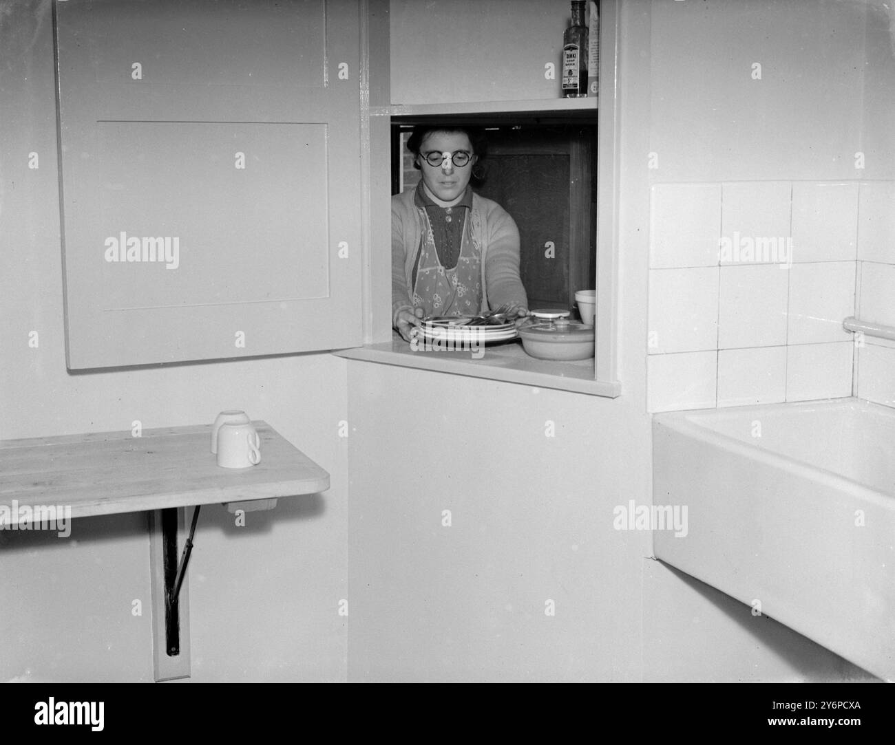 Mitgliedertag in East Malling - Frau A. Pearce an der Servierluke. 11. März 1948 Stockfoto