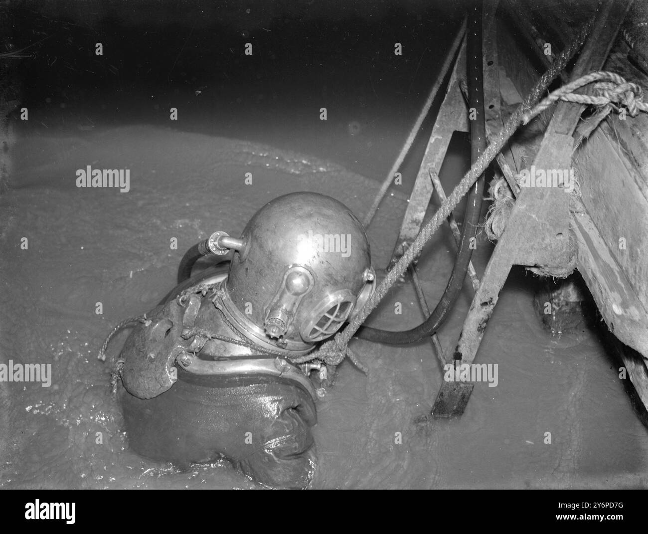 Schiffskollision auf der Themse - Taucher. 26. Januar 1948 Stockfoto