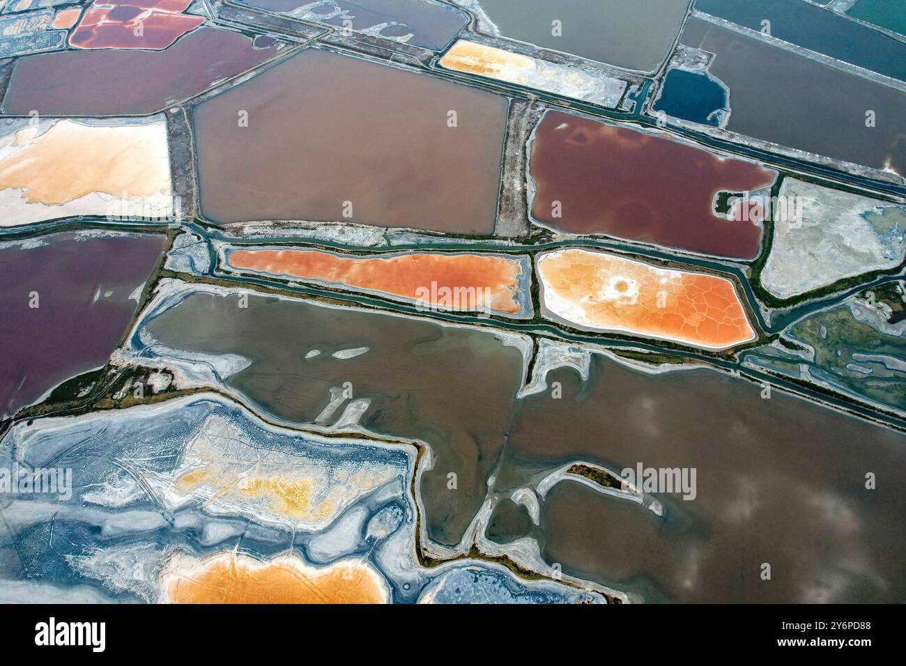 Yancheng, China. September 2024. Der farbenfrohe Salzsee in Yuncheng, China, am 26. September 2024. (Foto: Costfoto/NurPhoto) Credit: NurPhoto SRL/Alamy Live News Stockfoto