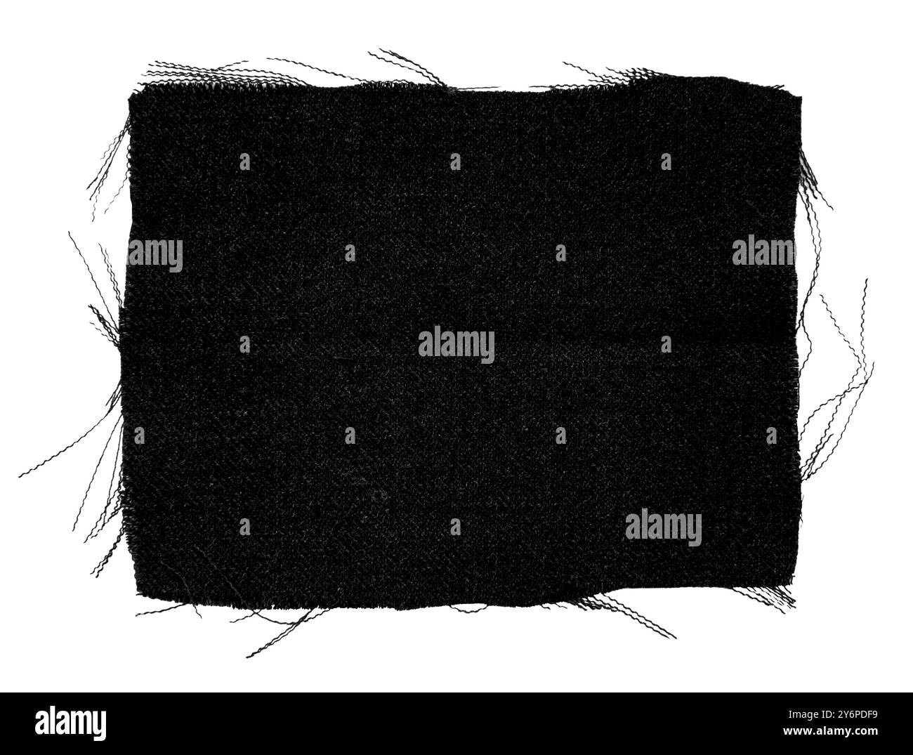 Ein Stück zerrissener schwarzer Stoff auf weißem Hintergrund. Textilisoliat Stockfoto