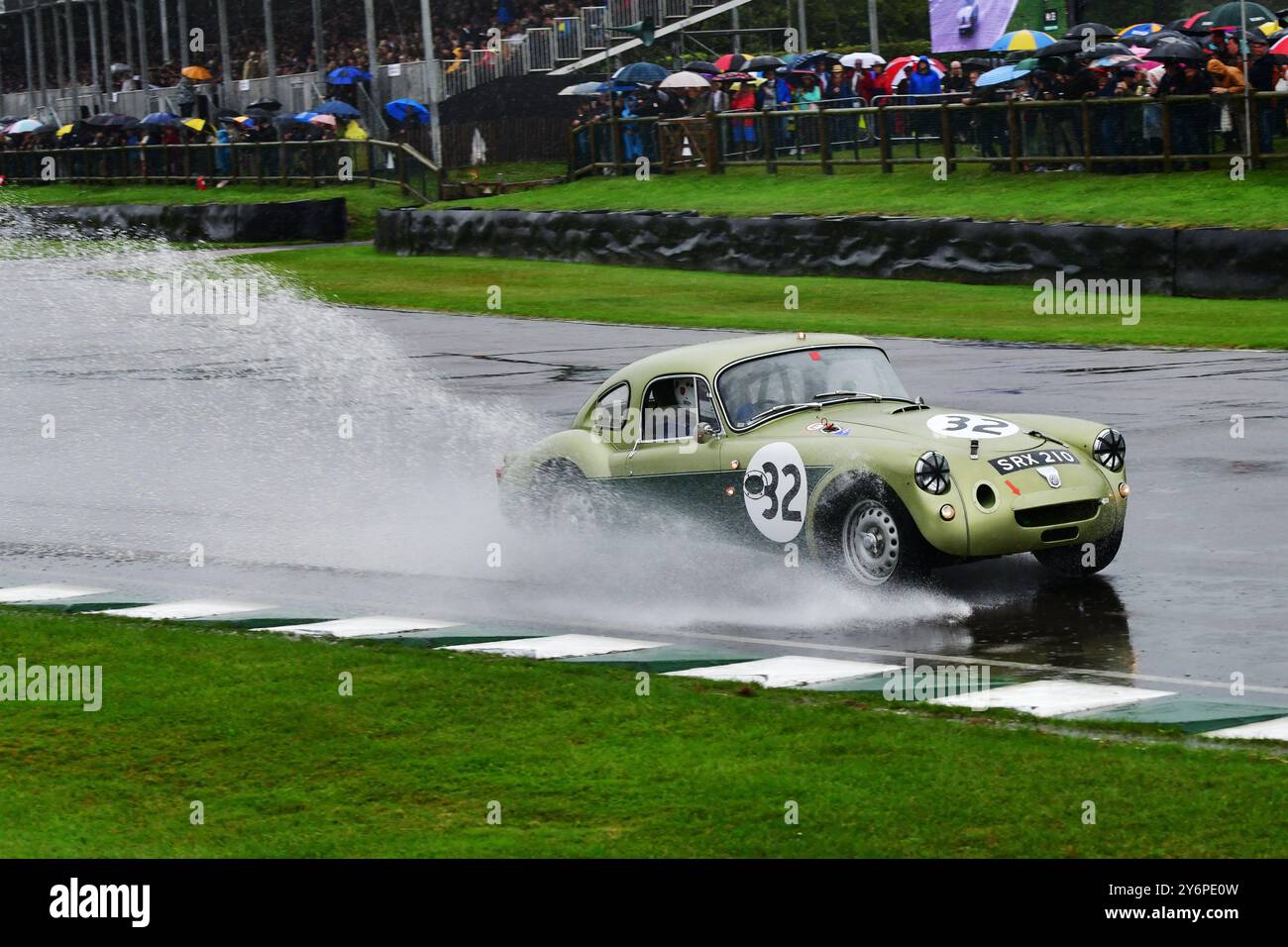 Jede Menge Sprühnebel aus der Pfütze am Ausgang des Chikanes, Anthony Binnington, MG A Twin Cam, Le Mans, Fordwater Trophy, eine 25-minütige Single Stockfoto