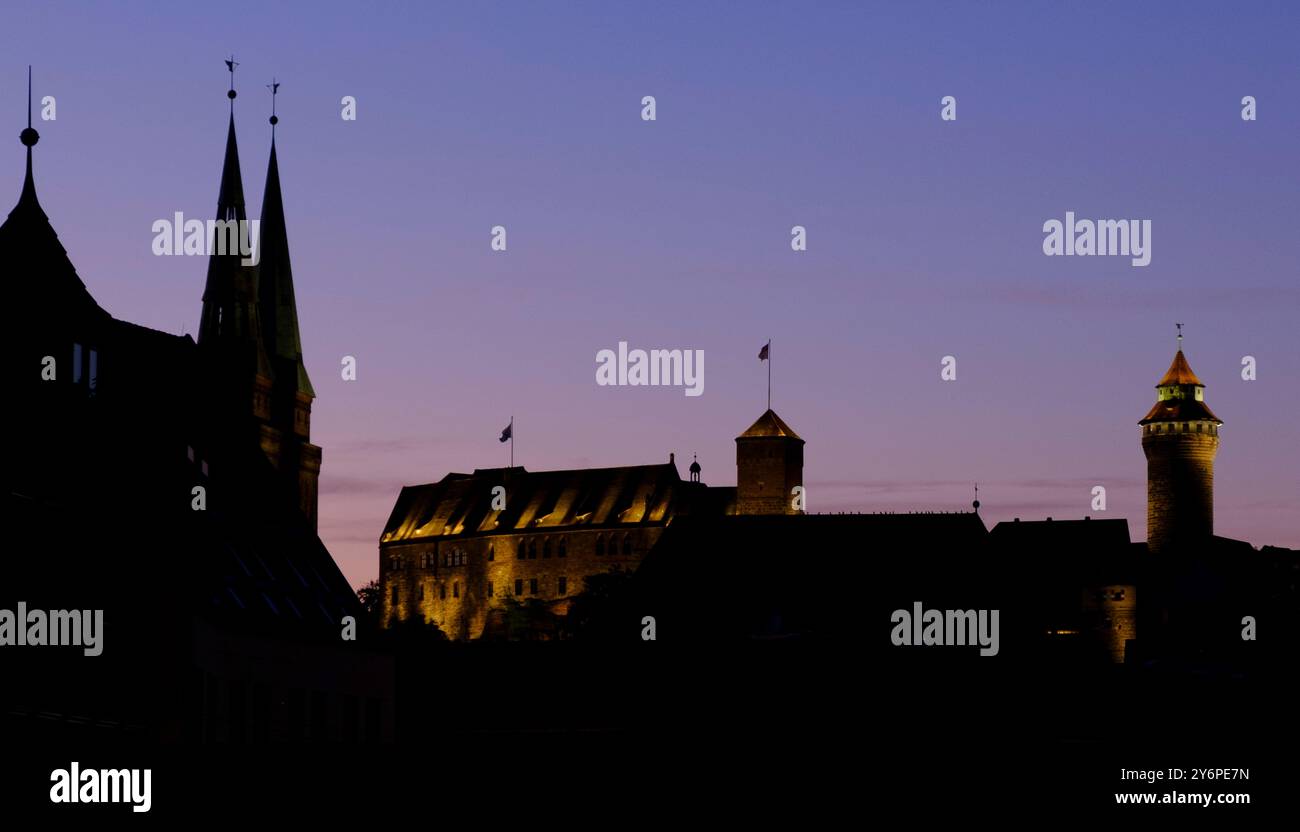 Schloss Nürnberg beleuchtet vor dem Dämmerhimmel Stockfoto