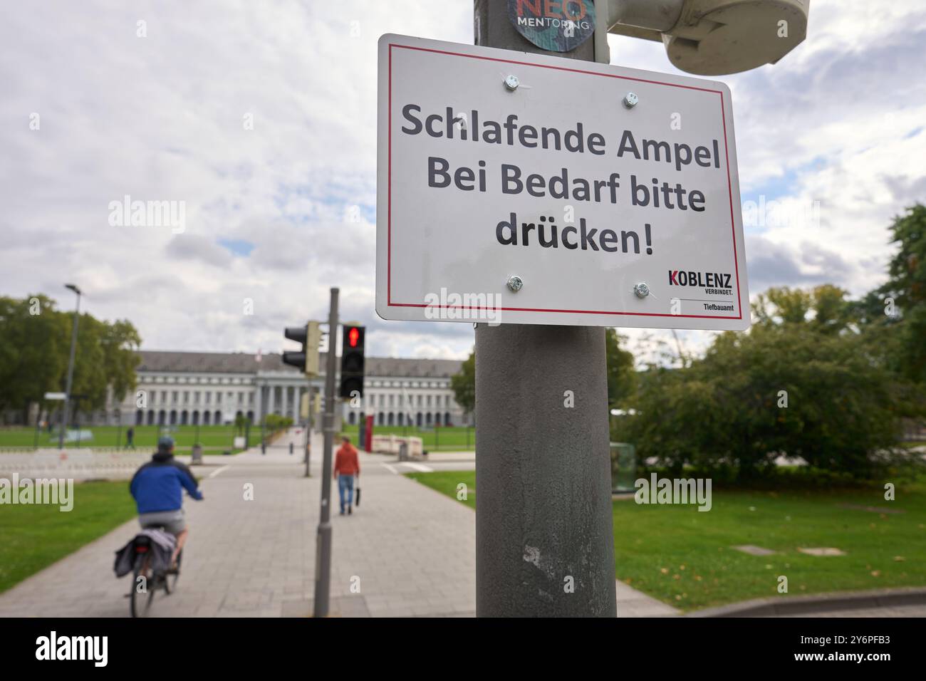 Koblenz, Deutschland. September 2024. Koblenz hat seit einigen Tagen eine „ruhende Ampel“, die erst durch Drücken einer Taste aktiviert wird. Quelle: Thomas Frey/dpa/Alamy Live News Stockfoto