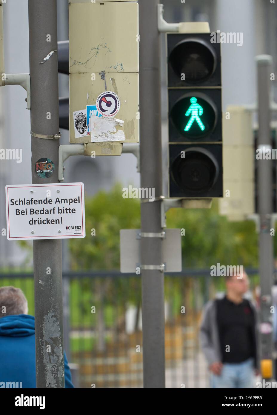 Koblenz, Deutschland. September 2024. Koblenz hat seit einigen Tagen eine „ruhende Ampel“, die erst durch Drücken einer Taste aktiviert wird. Quelle: Thomas Frey/dpa/Alamy Live News Stockfoto