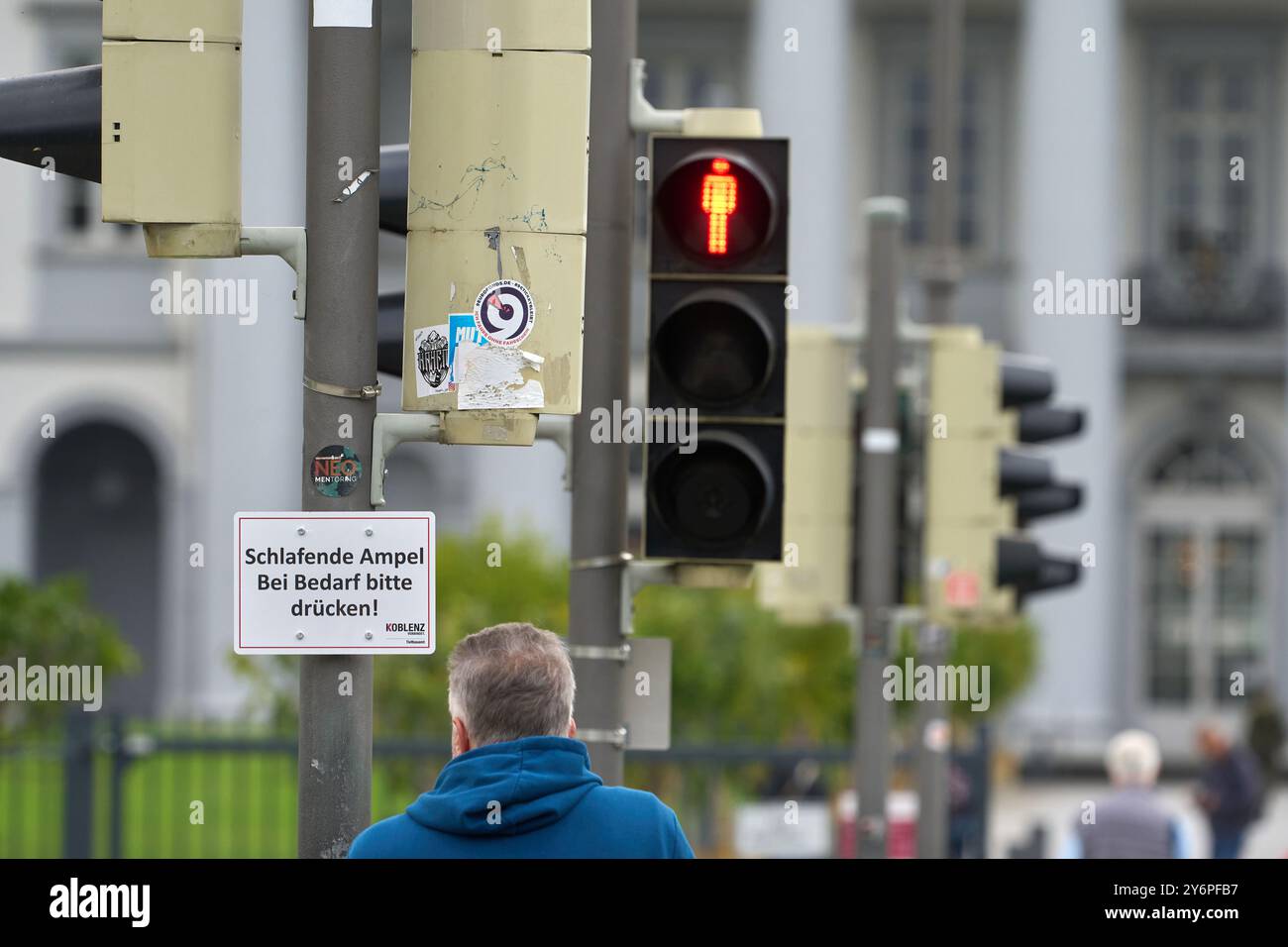 Koblenz, Deutschland. September 2024. Koblenz hat seit einigen Tagen eine „ruhende Ampel“, die erst durch Drücken einer Taste aktiviert wird. Quelle: Thomas Frey/dpa/Alamy Live News Stockfoto