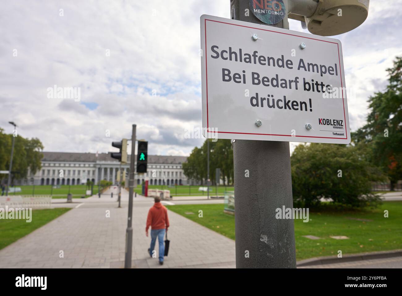 Koblenz, Deutschland. September 2024. Koblenz hat seit einigen Tagen eine „ruhende Ampel“, die erst durch Drücken einer Taste aktiviert wird. Quelle: Thomas Frey/dpa/Alamy Live News Stockfoto
