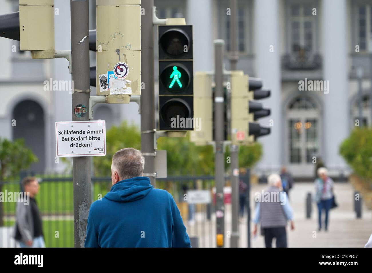 Koblenz, Deutschland. September 2024. Koblenz hat seit einigen Tagen eine „ruhende Ampel“, die erst durch Drücken einer Taste aktiviert wird. Quelle: Thomas Frey/dpa/Alamy Live News Stockfoto
