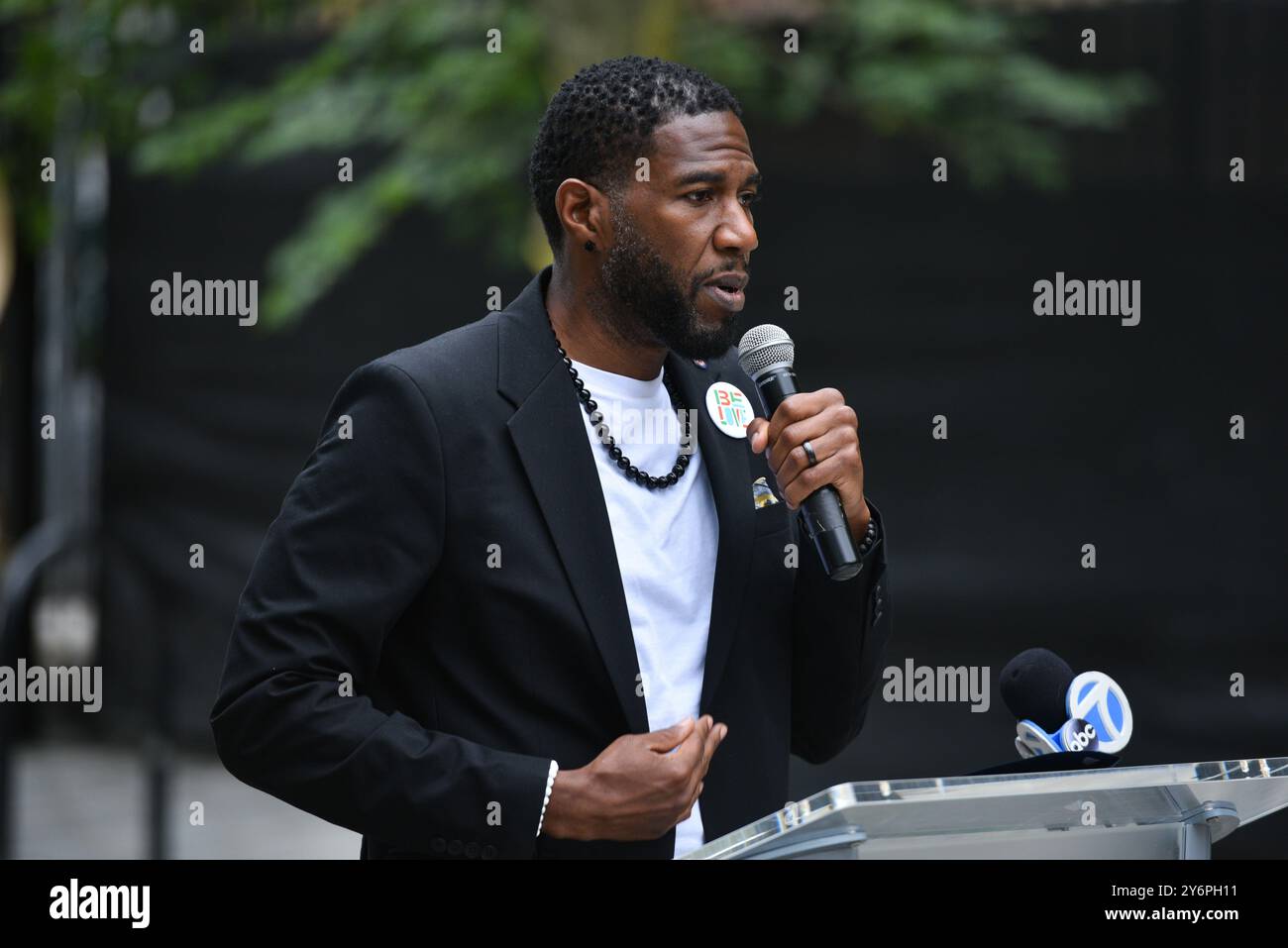 Die New Yorker Staatsanwältin Jumaane Williams nimmt an einer Einweihungszeremonie im Marsha P. Johnson State Park Teil, der sich am East River im Testament befindet Stockfoto