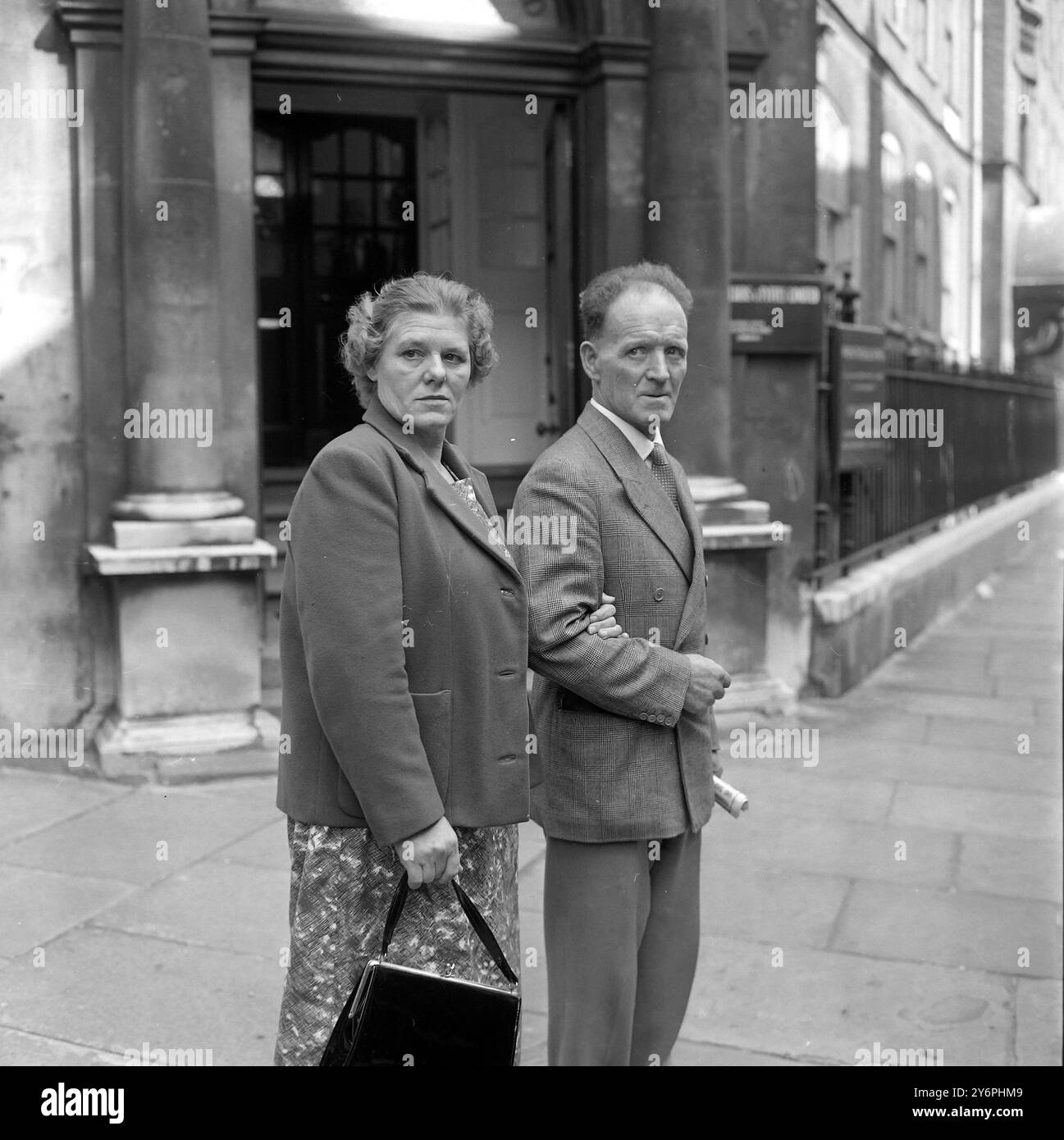 Mrs. Mary Hanratty und ihr Ehemann James Hanratty SNR haben heute vor Gericht in der Bow Street eine Vorladung gegen Peter Louis Alphon wegen Körperverletzung erteilt . Der Angriff sollte am 23. August 1962 am 27. August 1962 in der Londoner U-Bahnstation Green Park stattgefunden haben Stockfoto