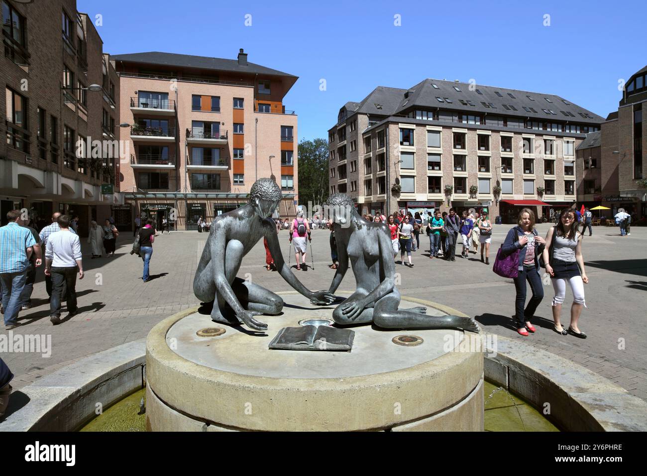 Die Statue „Leon und Valerie“ von Geneviève „Gigi“ Warny am Place de l'Universite in Louvain-la-Neuve, Belgien. Stockfoto