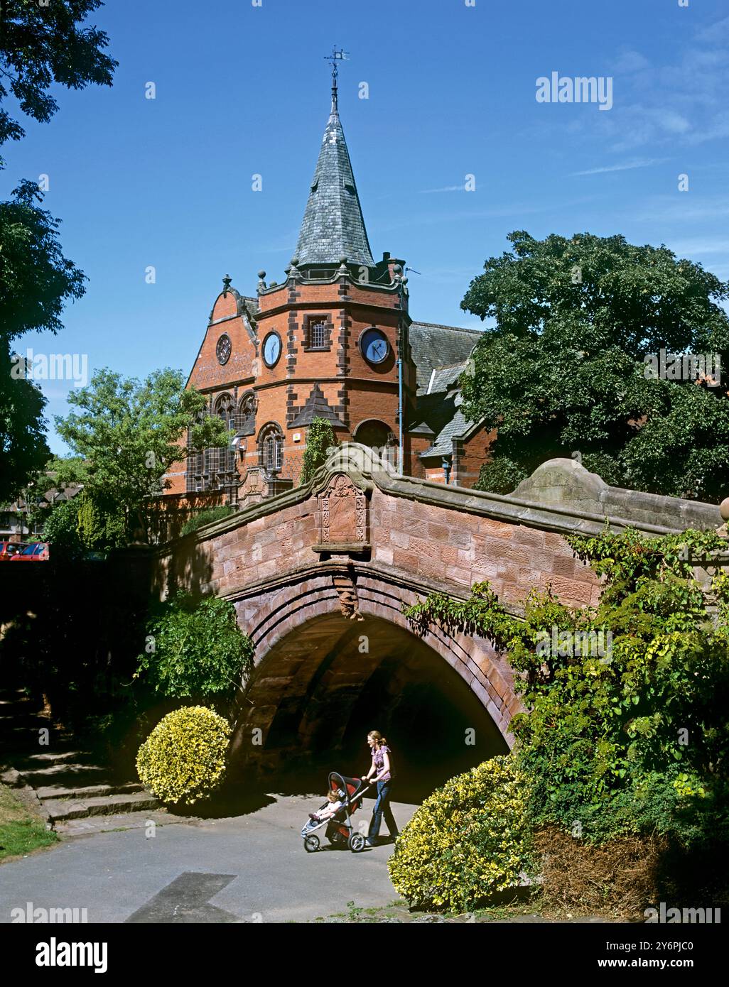 Ein Blick auf die Dell Bridge, eine Fußgängerbrücke über den Dell, ein linearer Park durch den Modellvorort Port Sunlight auf dem Wirral. Lyceum Stockfoto