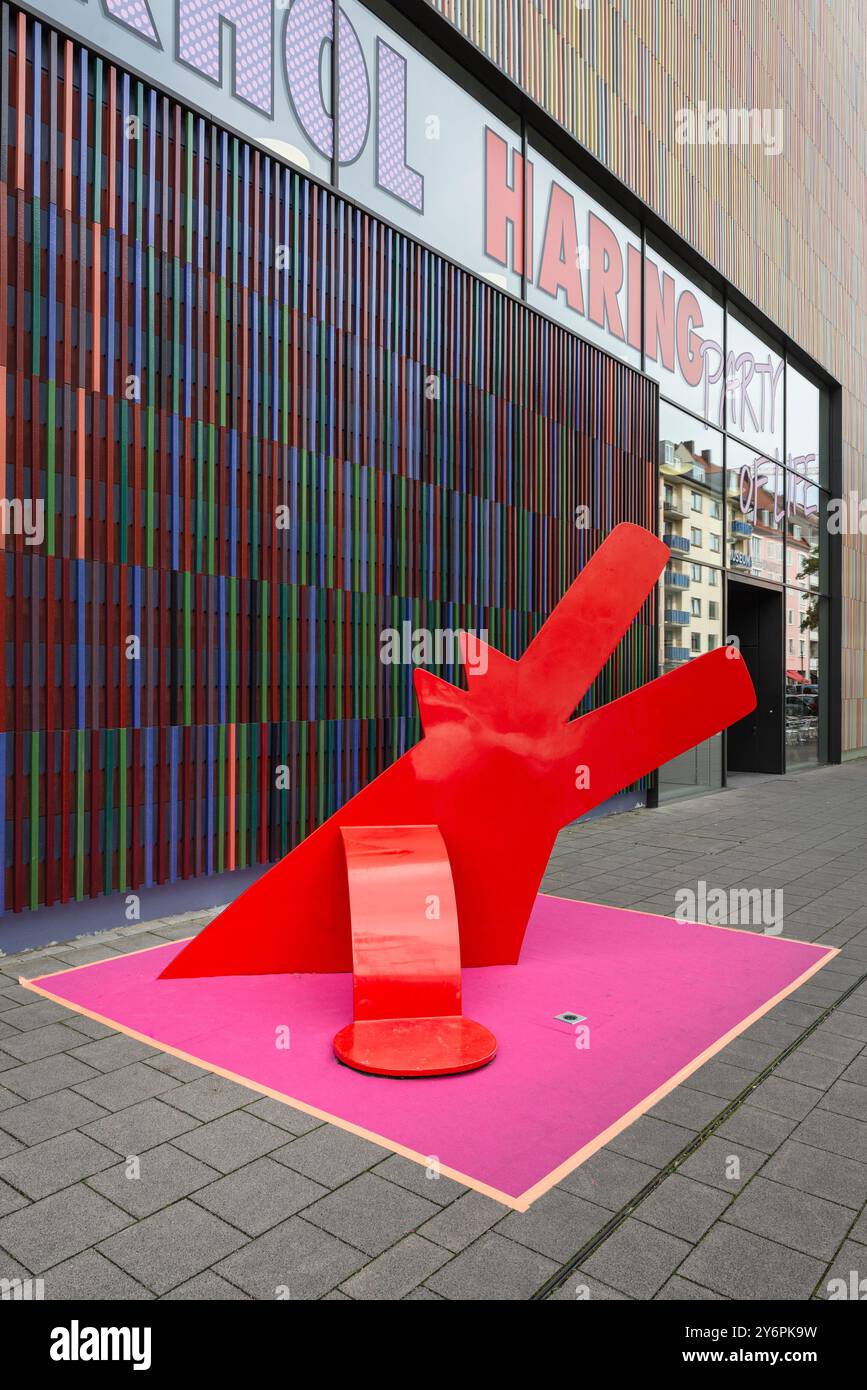 Rote Kunstinstallation von Keith Haring vor dem Eingang des Museums Brandhorst in München, Bayern, Deutschland Stockfoto