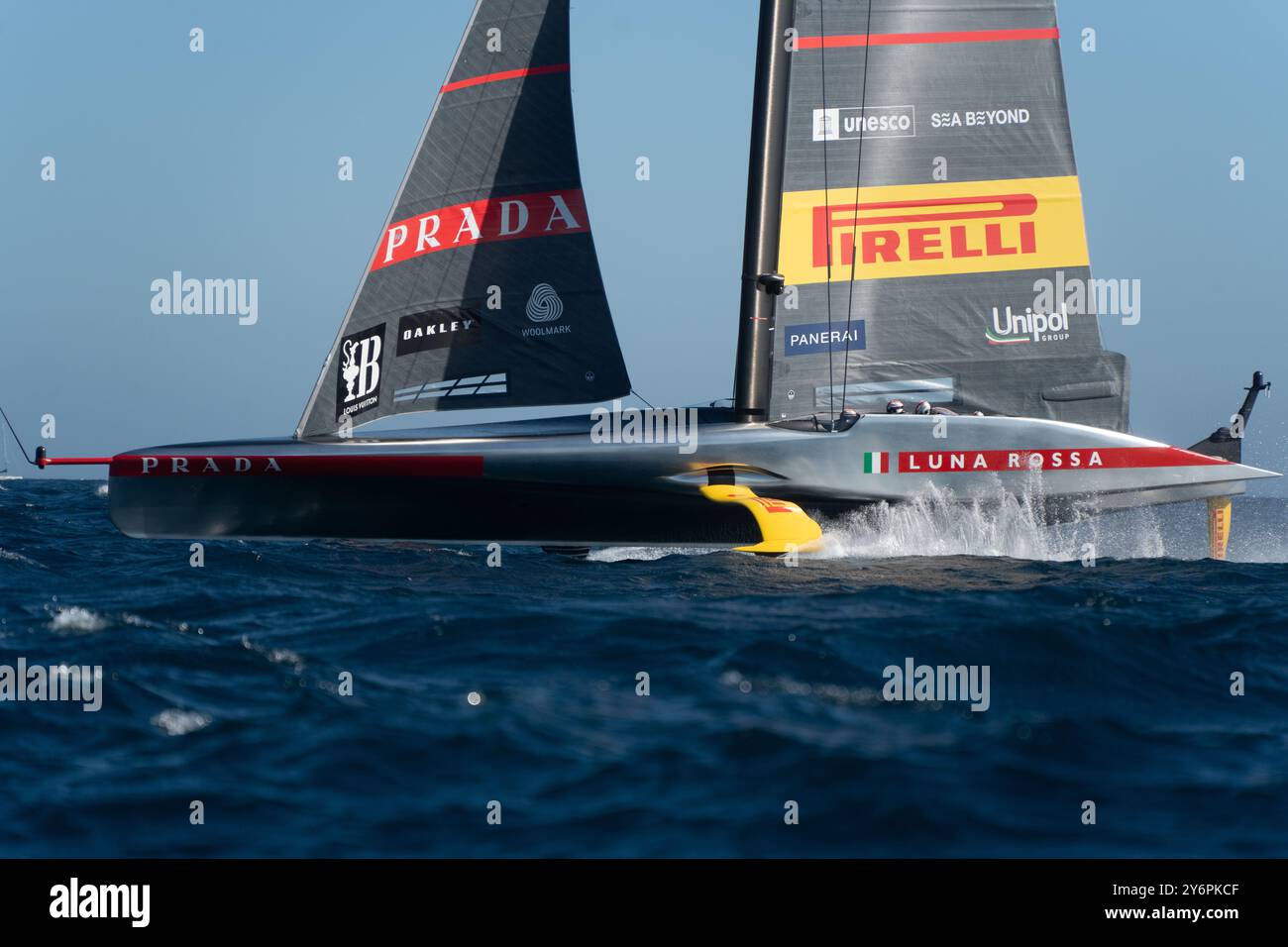 Am ersten Tag des Louis Vuitton America's Cup Finals zwischen dem britischen INEOS-Team und Luna Rossa, das entscheidet, wer im Finale gegen den Titelverteidiger Team New Zealand antritt. Empate entre el equipo INEOS británico y Luna Rossa en el primer día de las finales de la Copa América Louis Vuitton, que decidirá quién se enfrentará en la final al defensor del título, el Team Neuseeland. Auf dem Bild: Luna Rossa Prada Pirelli Team, ineos britannia News Sports -Barcelona, Spanien Donnerstag, 26. September 2024 (Foto: Eric Renom/LaPresse) Stockfoto