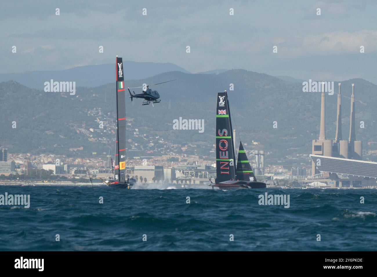 Am ersten Tag des Louis Vuitton America's Cup Finals zwischen dem britischen INEOS-Team und Luna Rossa, das entscheidet, wer im Finale gegen den Titelverteidiger Team New Zealand antritt. Empate entre el equipo INEOS británico y Luna Rossa en el primer día de las finales de la Copa América Louis Vuitton, que decidirá quién se enfrentará en la final al defensor del título, el Team Neuseeland. Auf dem Bild: Luna Rossa Prada Pirelli Team, ineos britannia News Sports -Barcelona, Spanien Donnerstag, 26. September 2024 (Foto: Eric Renom/LaPresse) Stockfoto