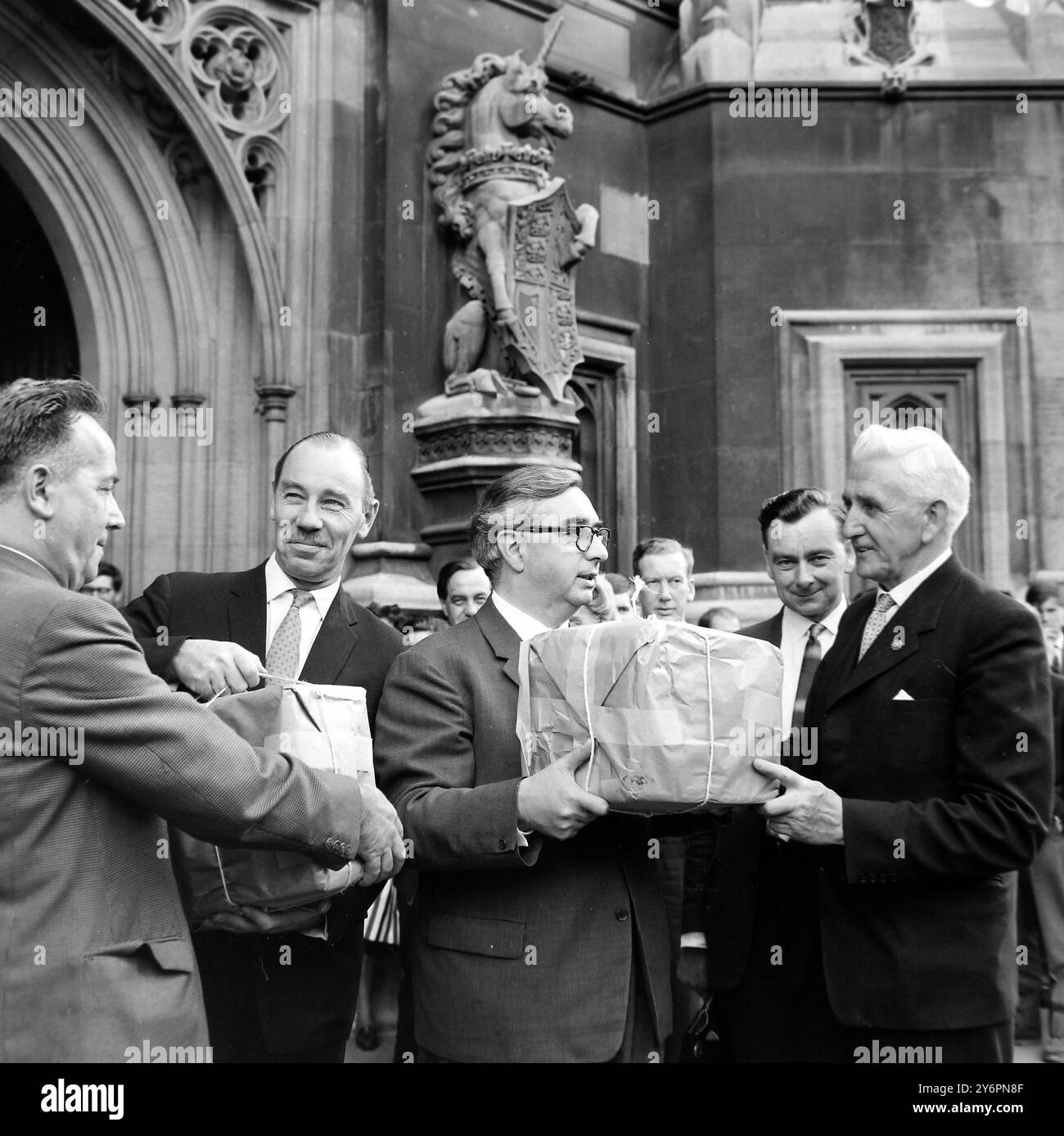 JEPSON J FARMER A R ROBINSON K BROWN ERHALTEN SCHWESTERN PETITION IN LONDON / ; 2. AUGUST 1962 Stockfoto