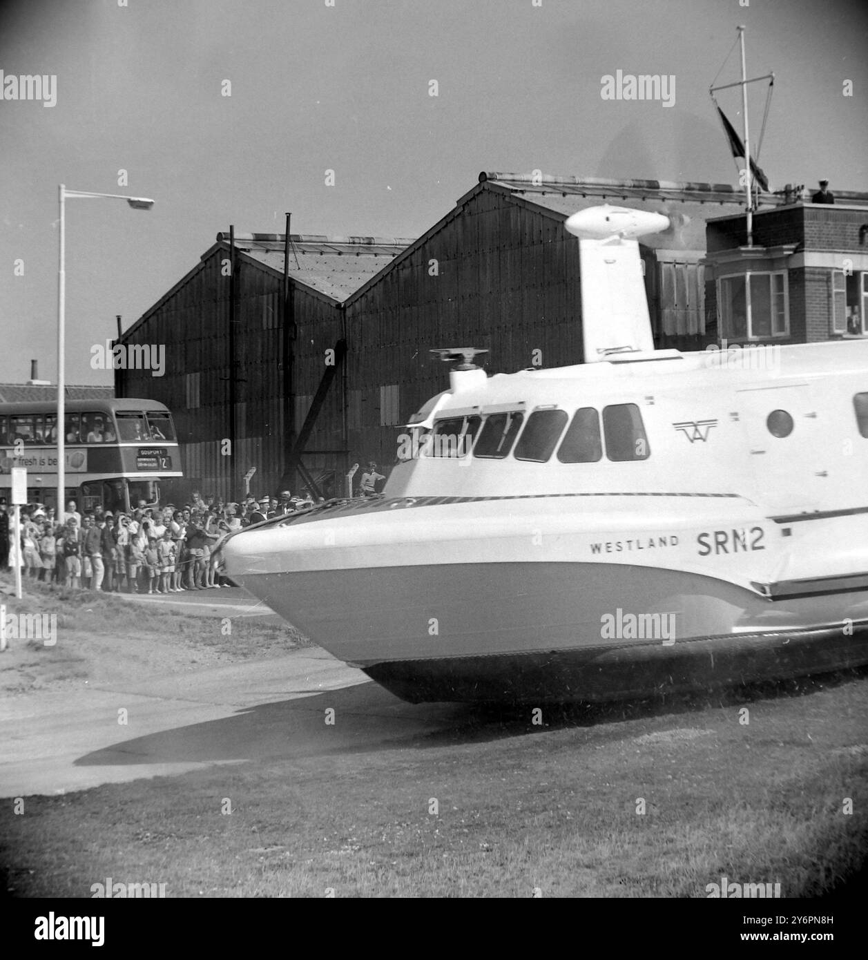 HOVERCRAFT SRN2 LANDET LEE AUF SOLENT; 2. AUGUST 1962 Stockfoto