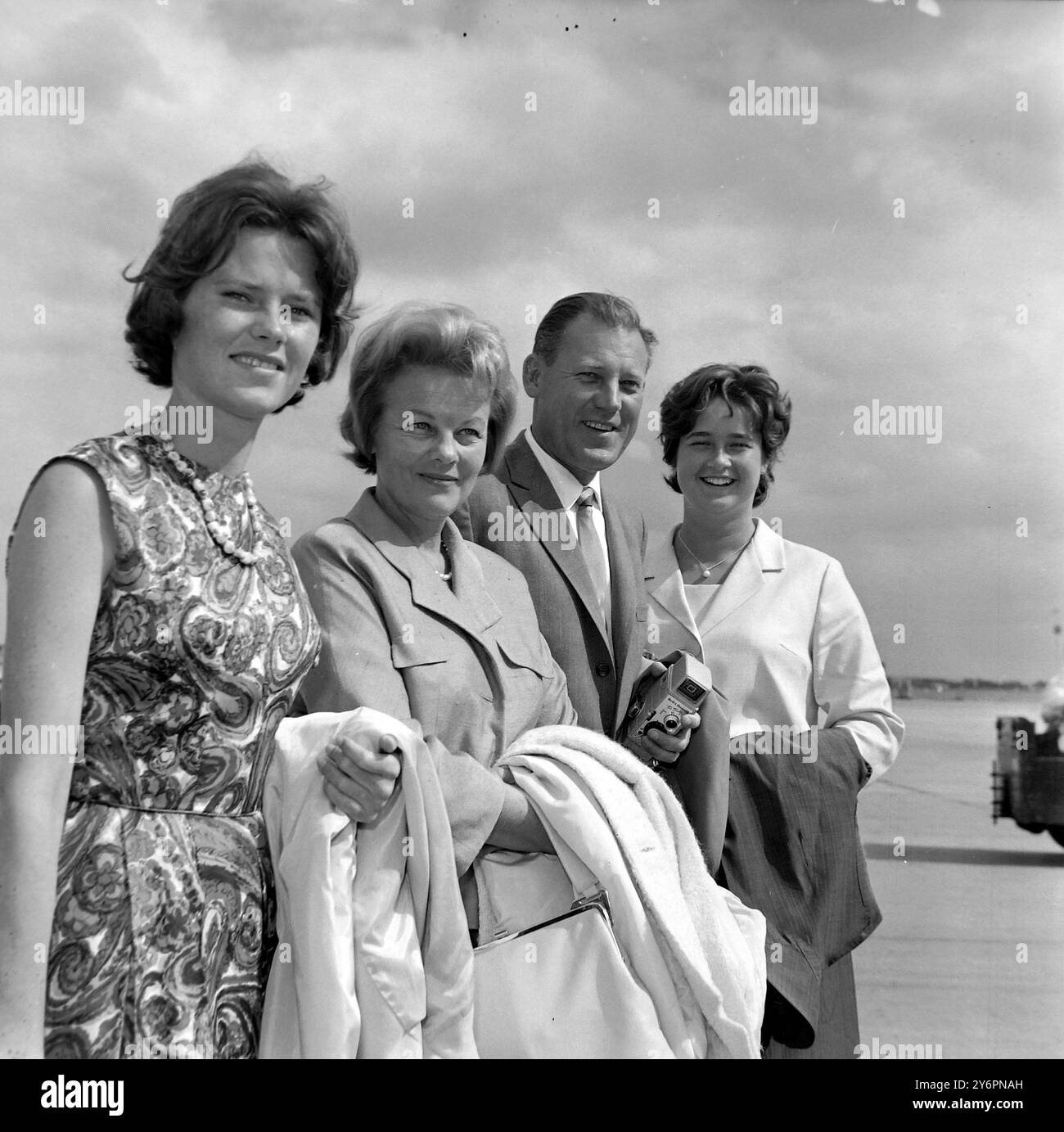 RAY CONNIFF AM FLUGHAFEN LONDON MIT EHEFRAU ANN, TOCHTER PATRICIA UND NICHTE MARGIT; 2. AUGUST 1962 Stockfoto
