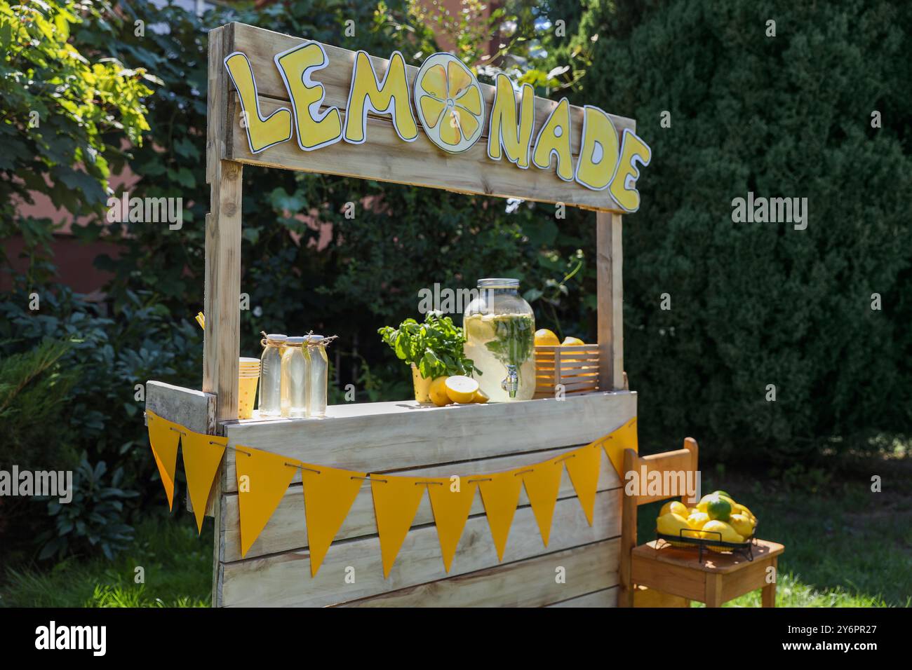 Limonadenstand mit erfrischendem Getränk, Obst und Pfefferminze im Park Stockfoto