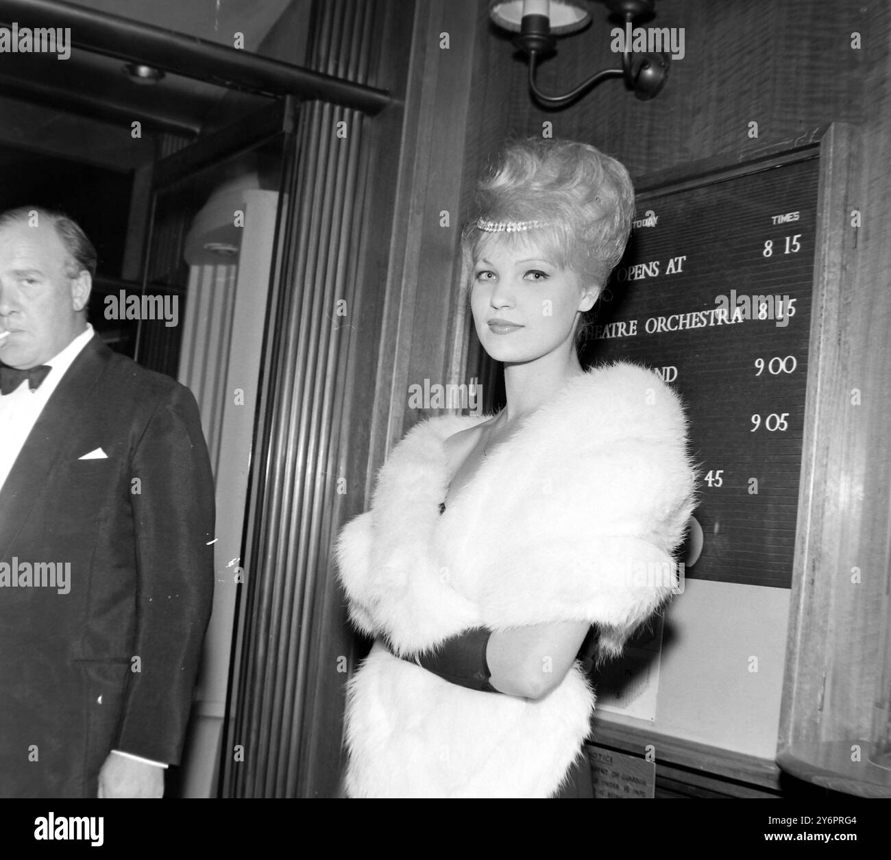 Unter den Prominenten , die zur Londoner Premiere des Films " der Löwe " kamen , war das Models Katie Sutherland zu sehen . Die Hauptrollen des Films sind Capucine , William Holden , Trevor Howard und die zwölfjährige Pamela franklin . 26. Juli 1962 Stockfoto