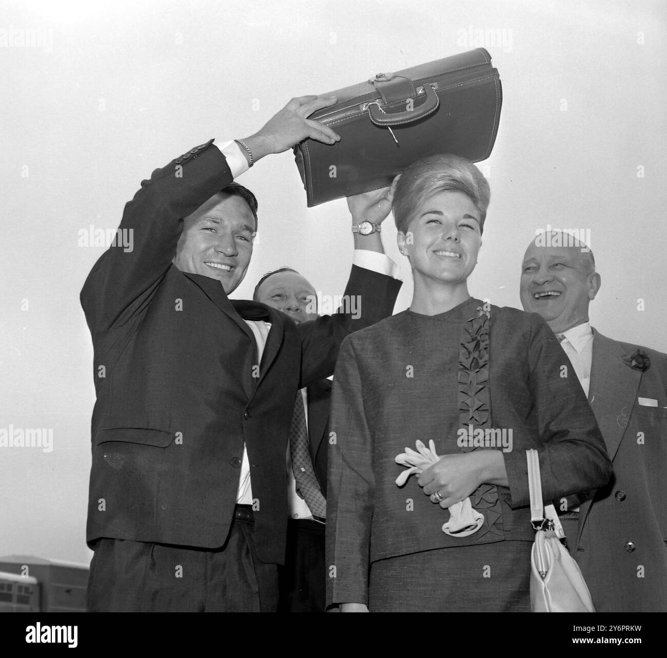 DAVE CHARNLEY MIT FRAU AM FLUGHAFEN LONDON / ; 26. JULI 1962 Stockfoto