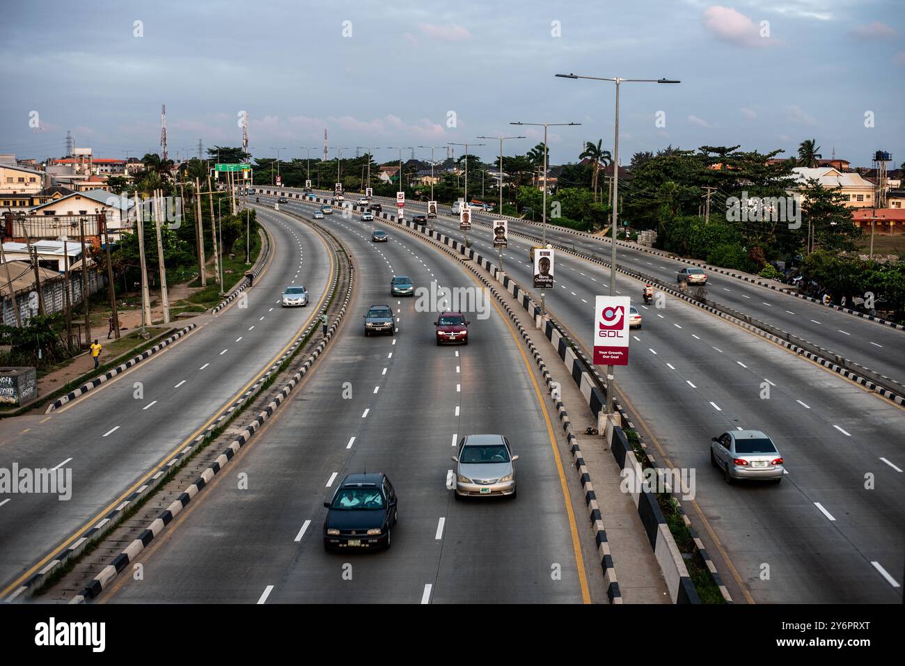 Leichter Verkehr auf einer Autobahn bei Sonnenuntergang im Gbagada-Gebiet von Lagos, Nigeria am 1. September 2024 Stockfoto