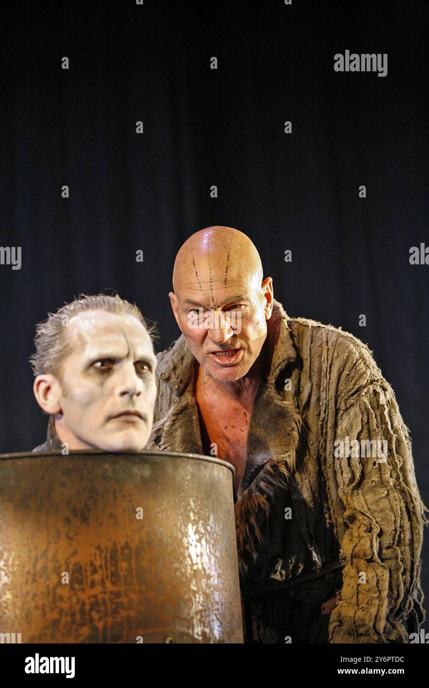 I/II - l-r: Julian Bleach (Ariel), Patrick Stewart (Prospero) in THE TEMPEST von Shakespeare bei der Royal Shakespeare Company, Royal Shakespeare Theatre, Stratford-upon-Avon, England 08/08/2006 Teil des RSC The Complete Works Festival - April 2006-März 2007 Set Design: Giles Cadle Kostüme: Nicky Gillibrand Beleuchtung: Paul Anderson Regie: Rupert Goold Stockfoto