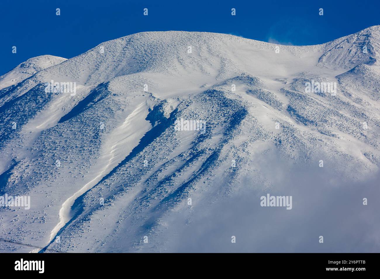 Schneebedeckter Vulkan Mount Yotei an einem klaren Wintertag (Niseko, Hokkaido) Stockfoto