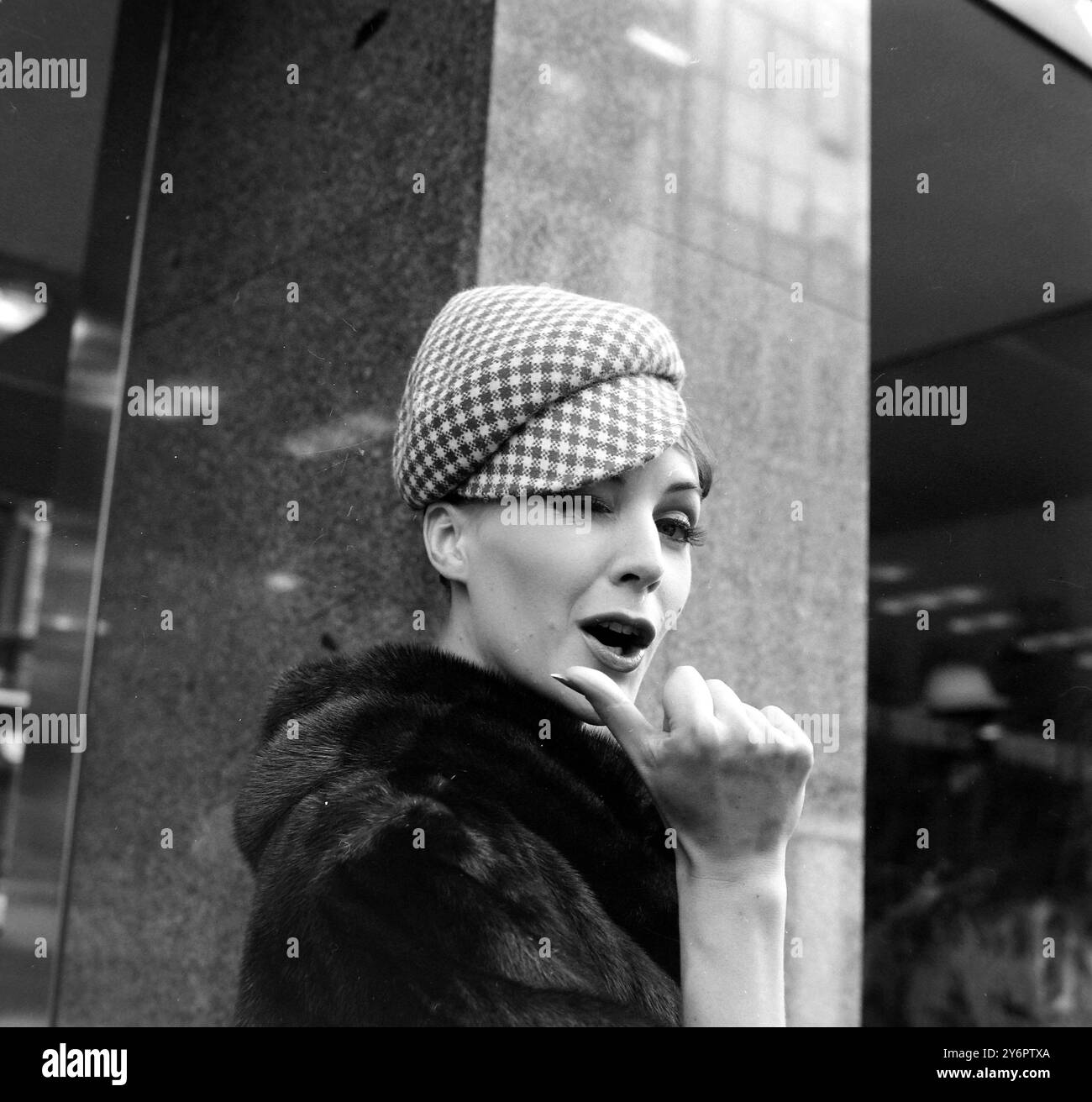 MODEHÜTE AUS LONDON FASHION DESIGNERS SELECTION; 18. JULI 1962 Stockfoto