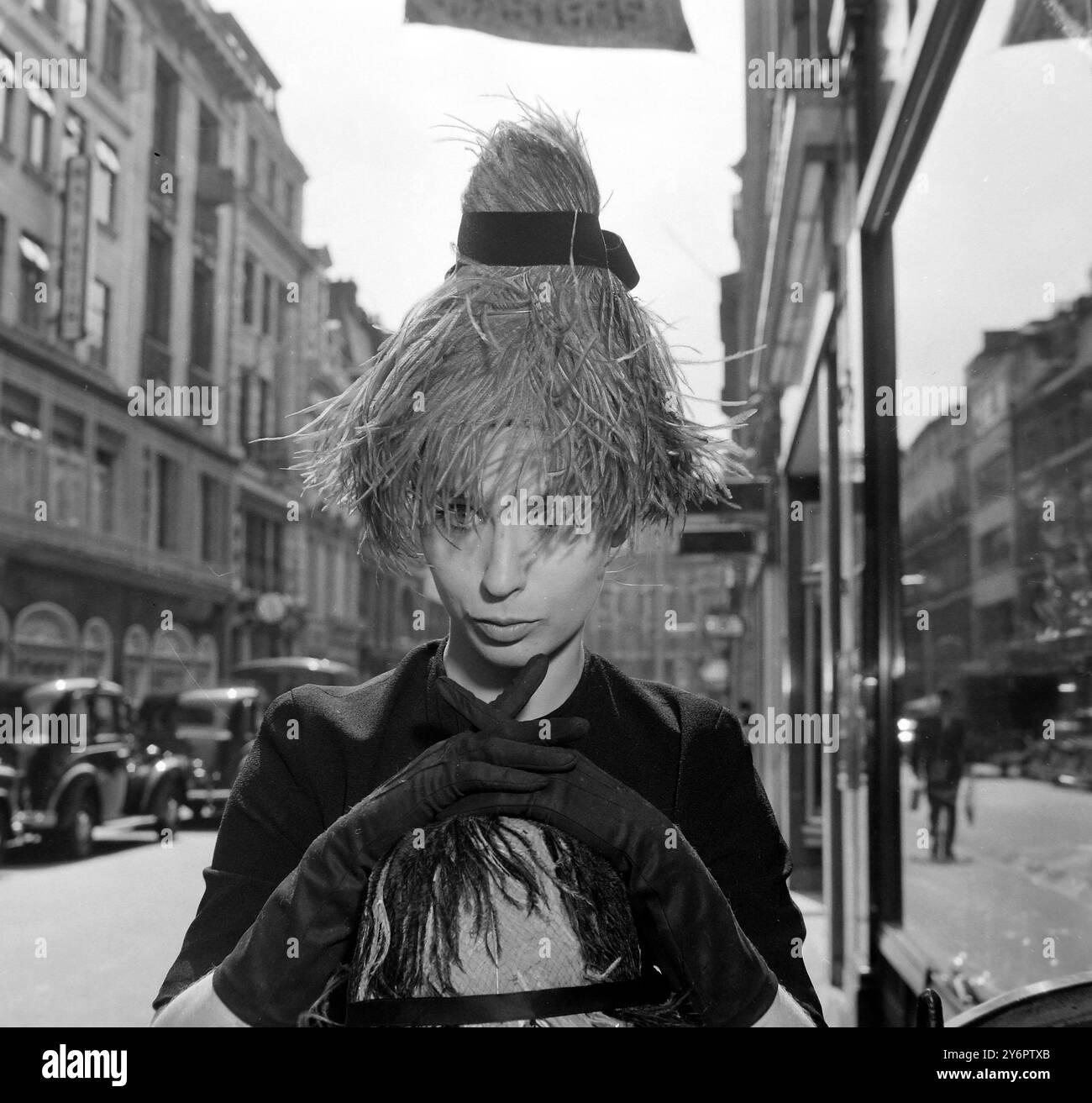 MODEHÜTE AUS LONDON FASHION DESIGNERS SELECTION; 18. JULI 1962 Stockfoto