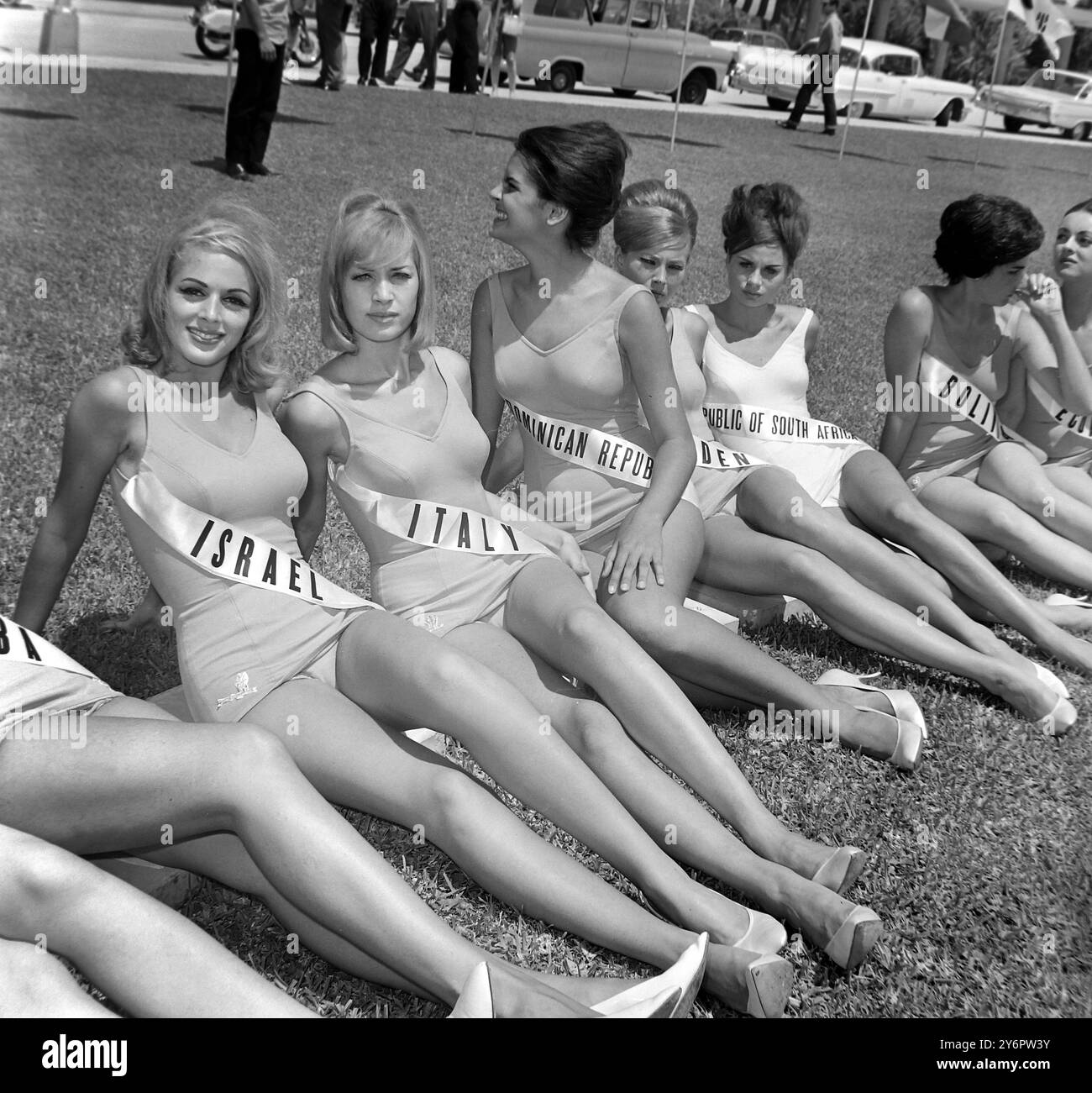 17. JULI 1962 MISS UNIVERSE CONTESTANTS TAKE IT EASY BEIM FINALE DES SCHÖNHEITSWETTBEWERBS IN MIAMI BEACH, FLORIDA, USA. Stockfoto