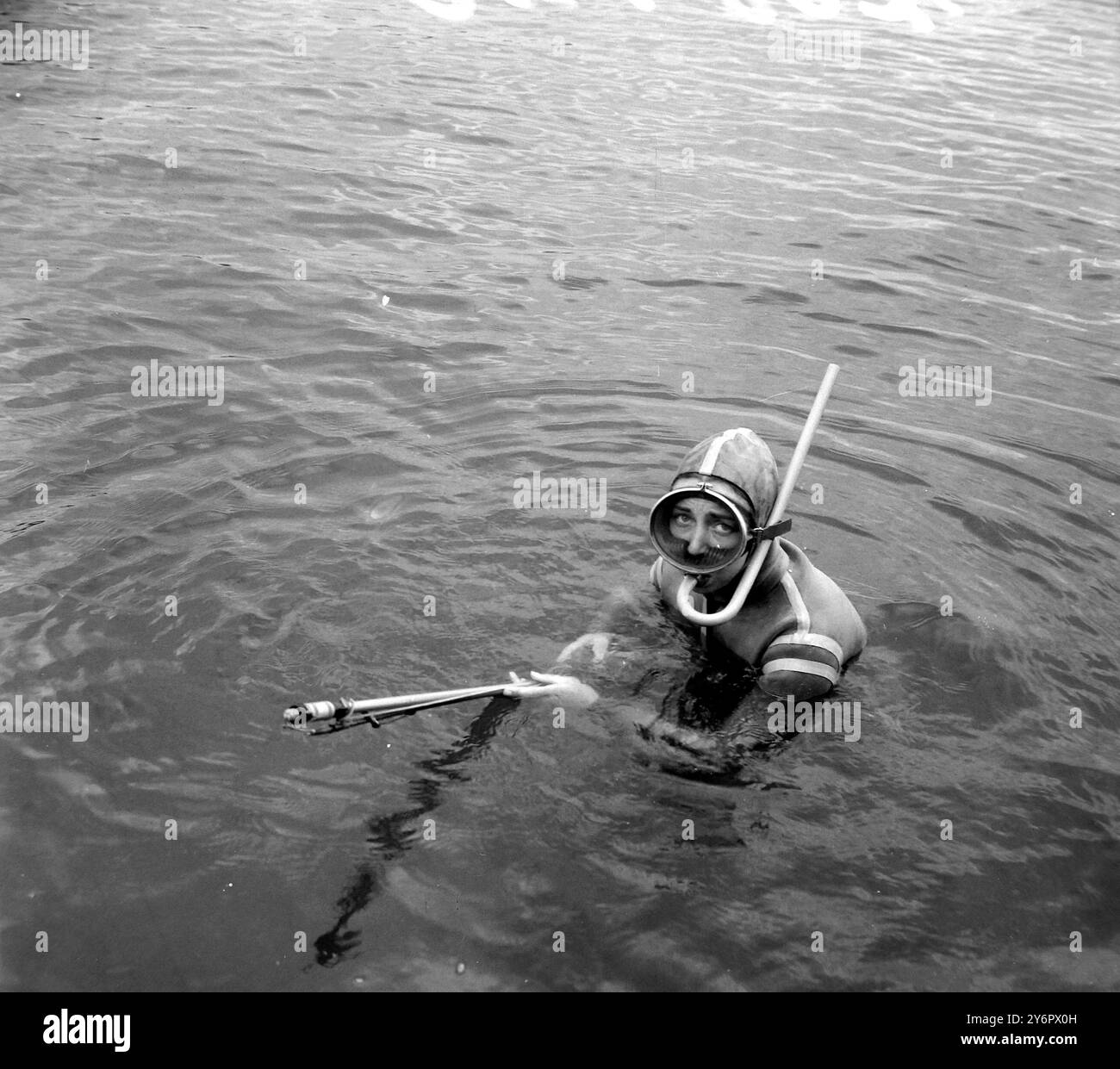 MAUREEN BAKER SKIN DIVER IM SKIN DIVING OUTFIT / ; 10. JULI 1962 Stockfoto