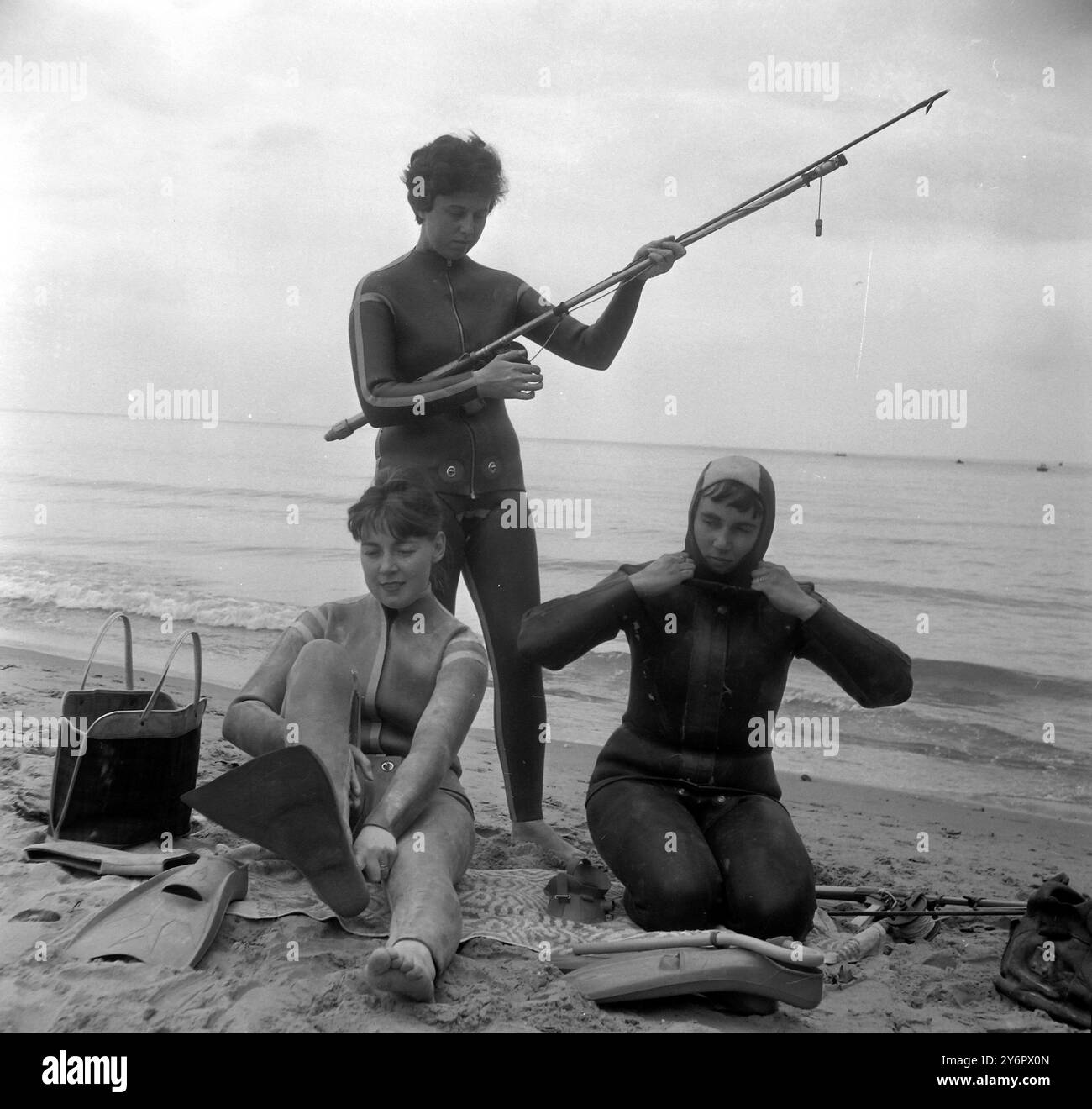 MAUREEN BAKER SKIN DIVER - SKIN DIVER OUTFIT / ; 10. JULI 1962 Stockfoto