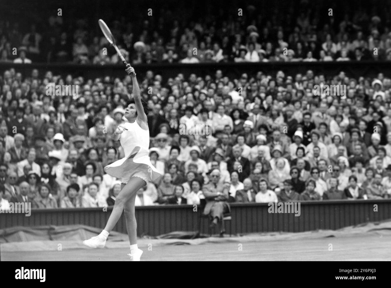 MARIA BUENO - TENNISSPIELERIN IN AKTION IN WIMBLEDON / ; 5. JULI 1962 Stockfoto